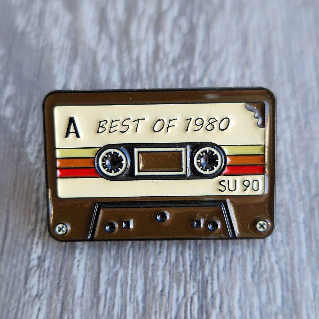 Spilla Audiocassetta Vintage “Best of 1980”