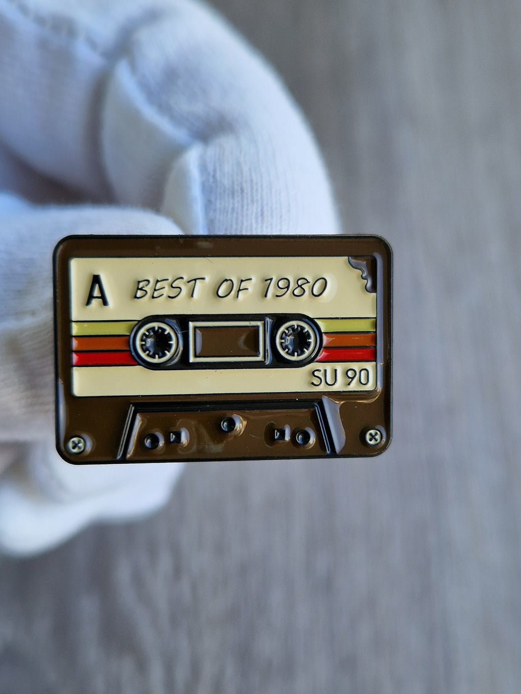 Spilla Audiocassetta Vintage “Best of 1980”
