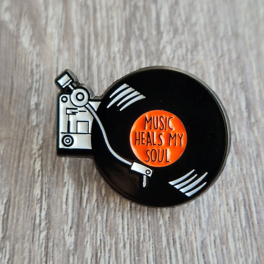 Spilla vinile con giradischi “Music Heals My Soul”