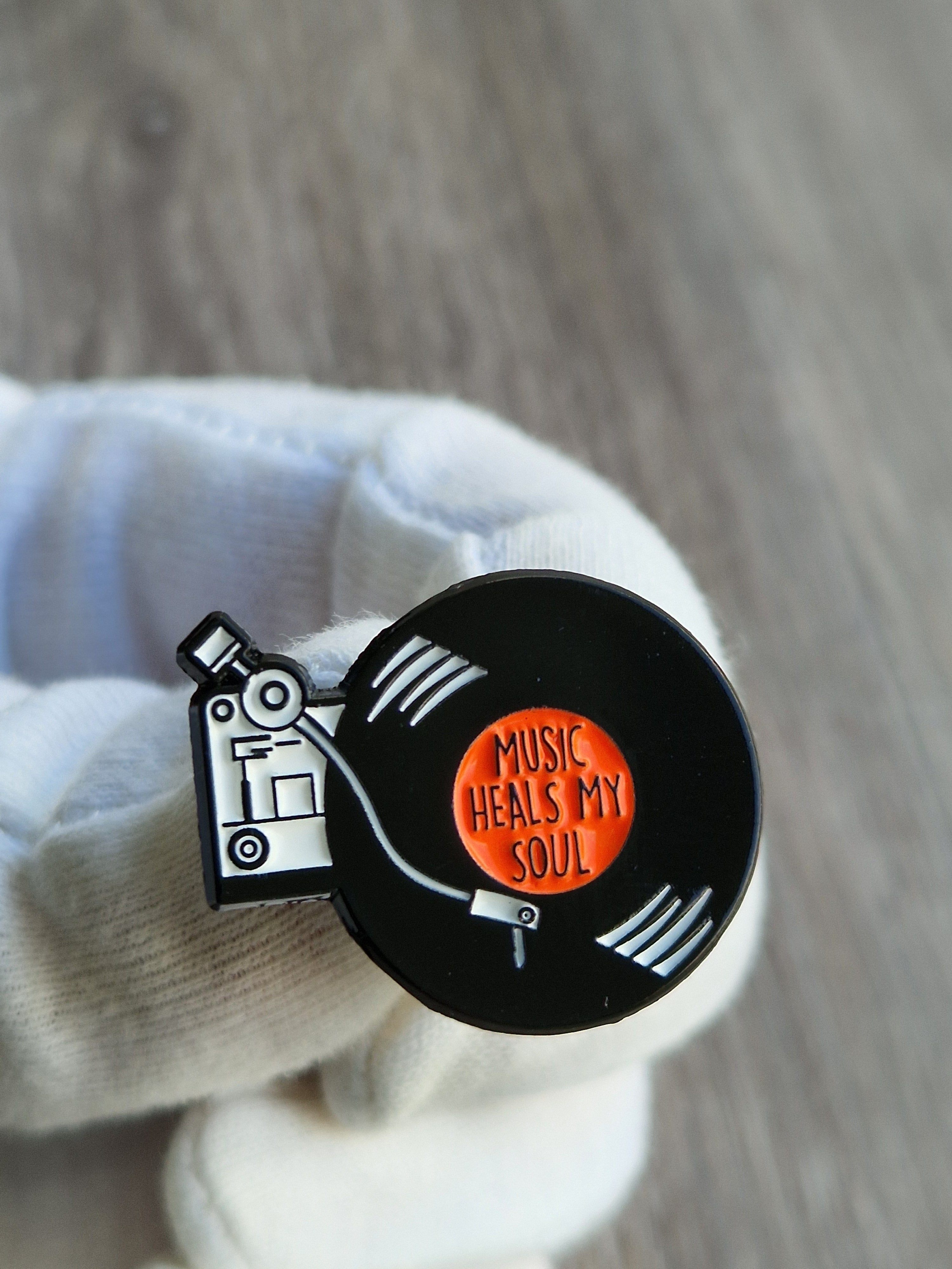 Spilla vinile con giradischi “Music Heals My Soul”