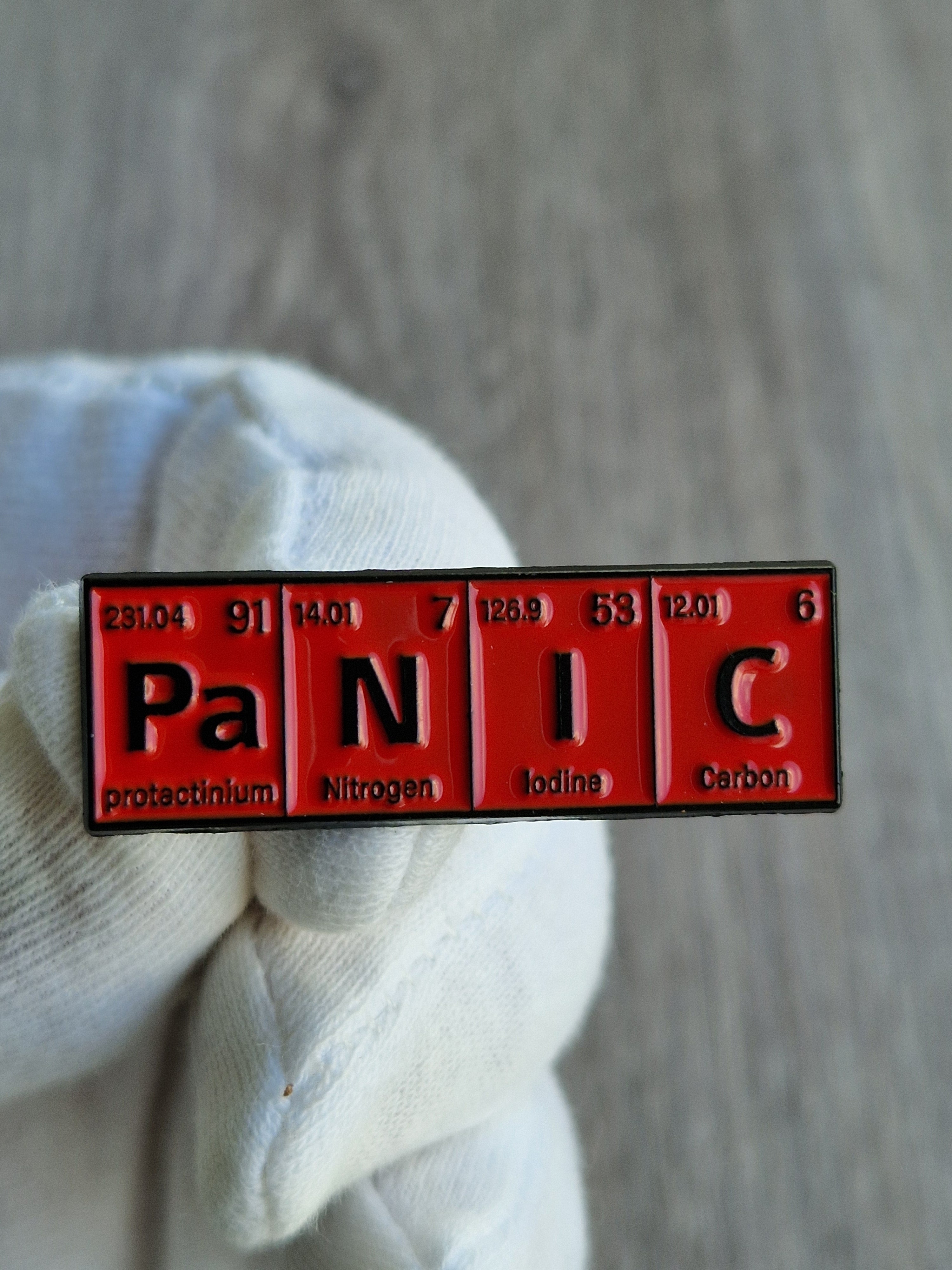 Spilla “PANIC” stile tavola periodica