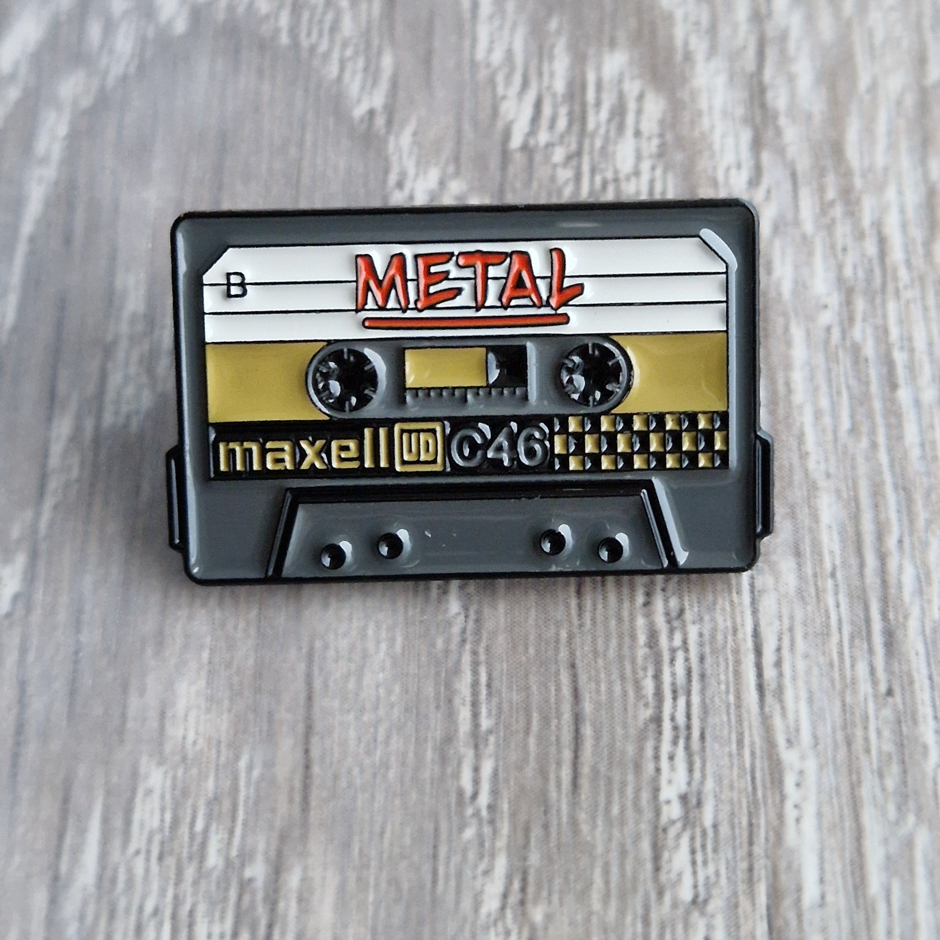 Spilla cassetta vintage “Metal”