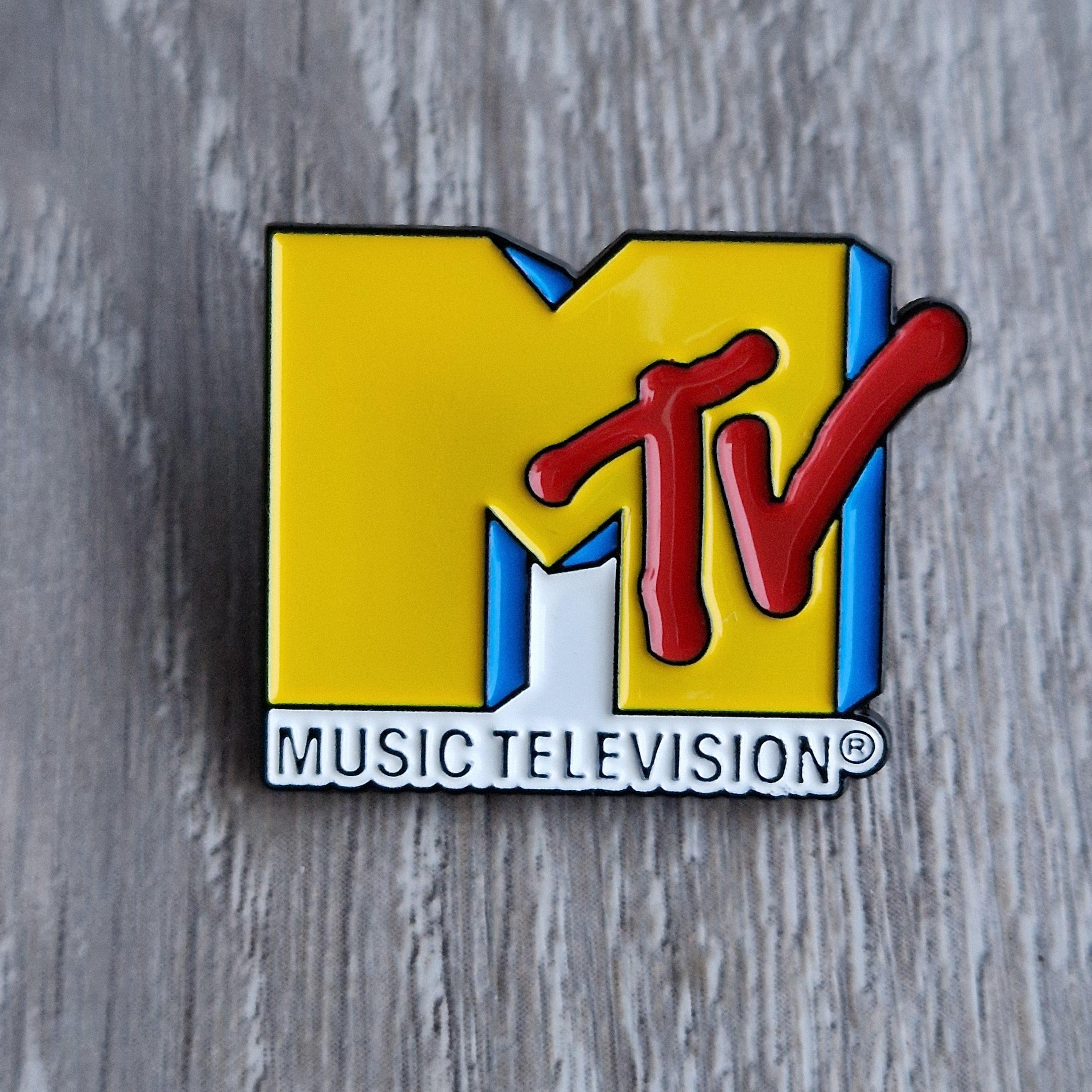 Spilla logo TV musicale vintage