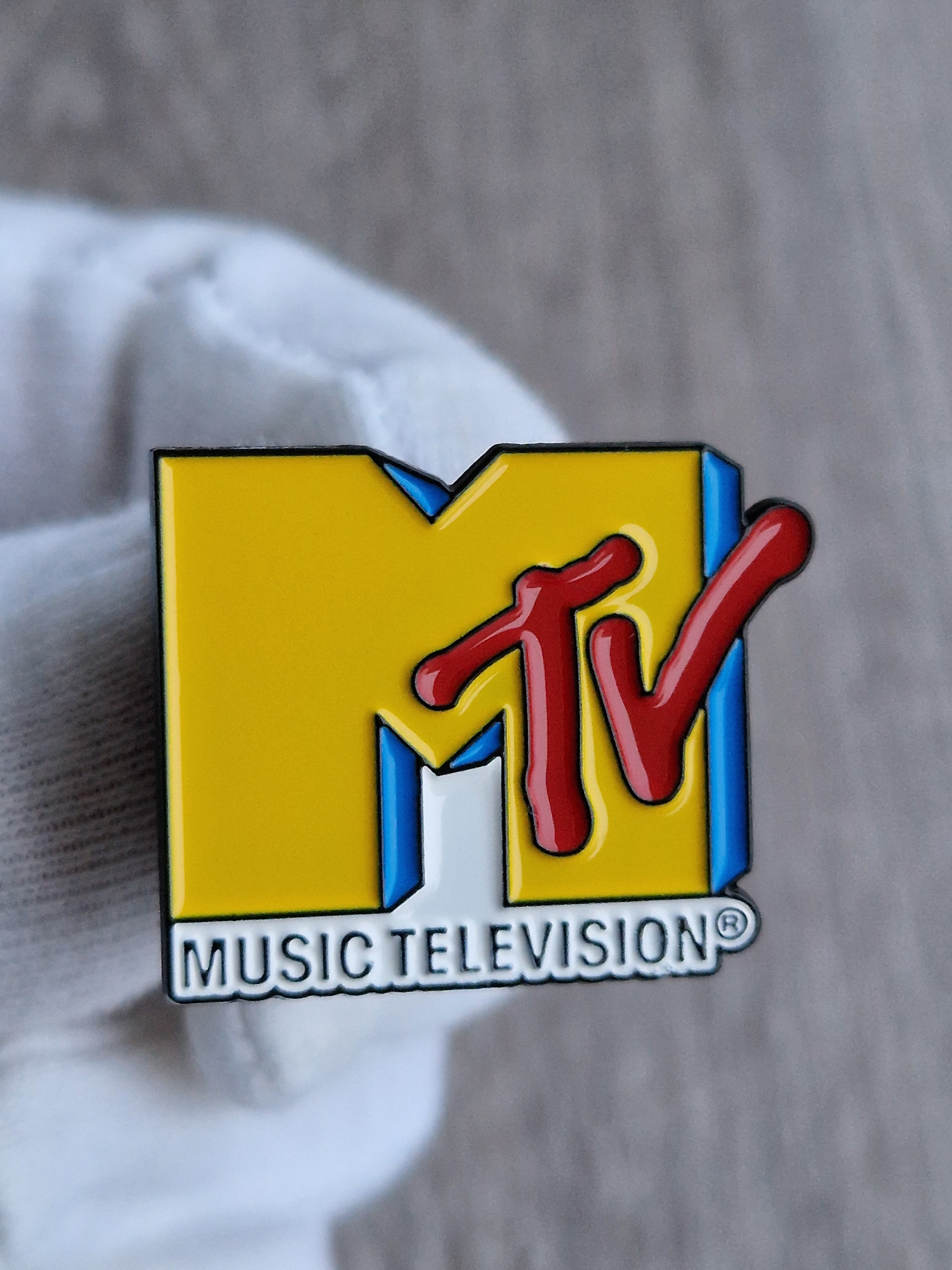Spilla logo TV musicale vintage