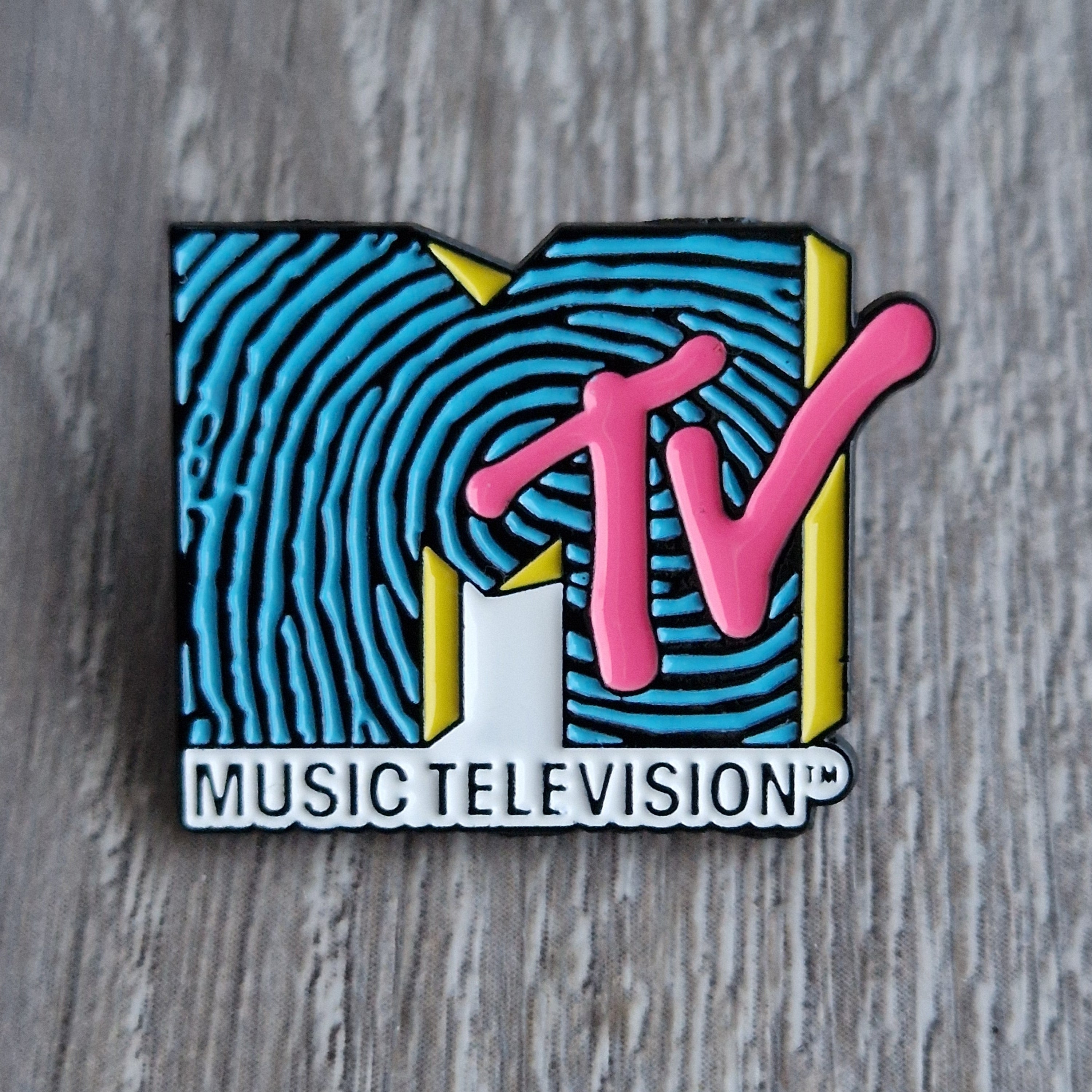 Spilla logo TV musicale anni ’90 colorata