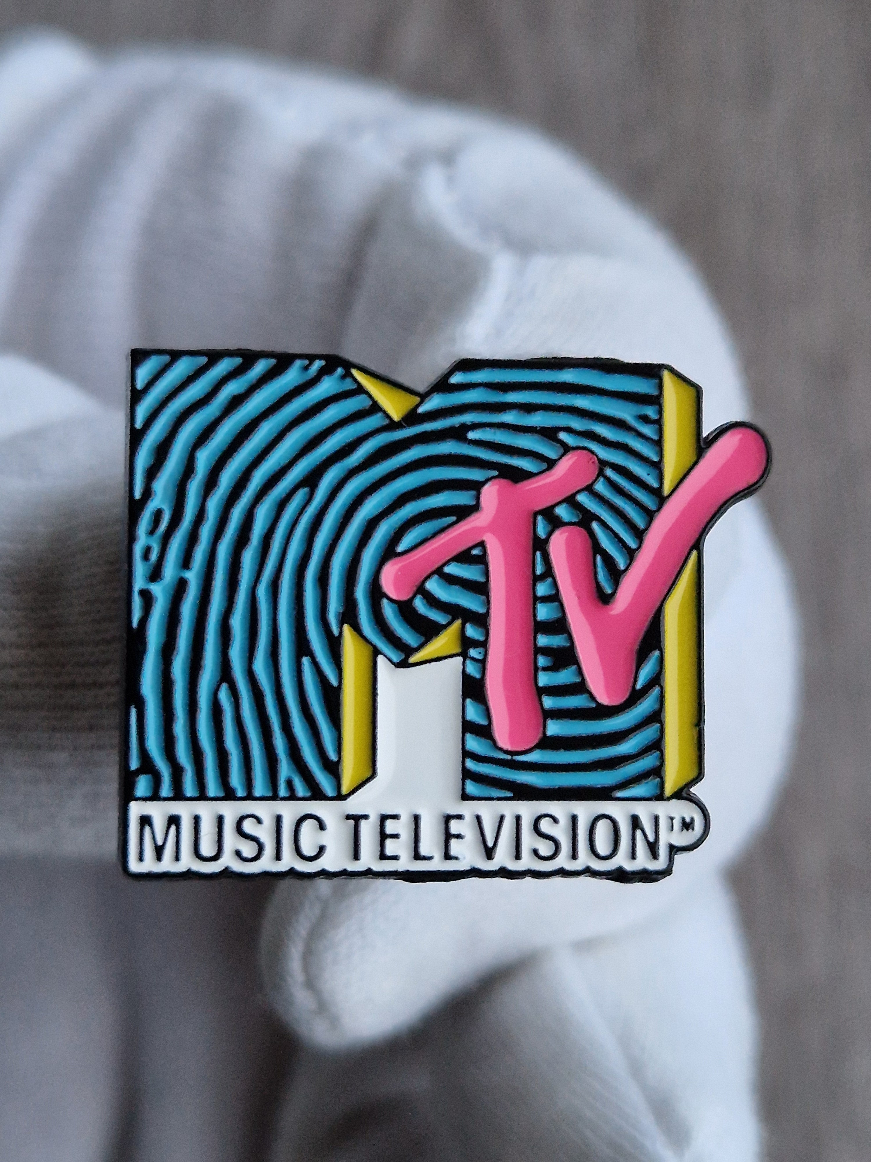 Spilla logo TV musicale anni ’90 colorata