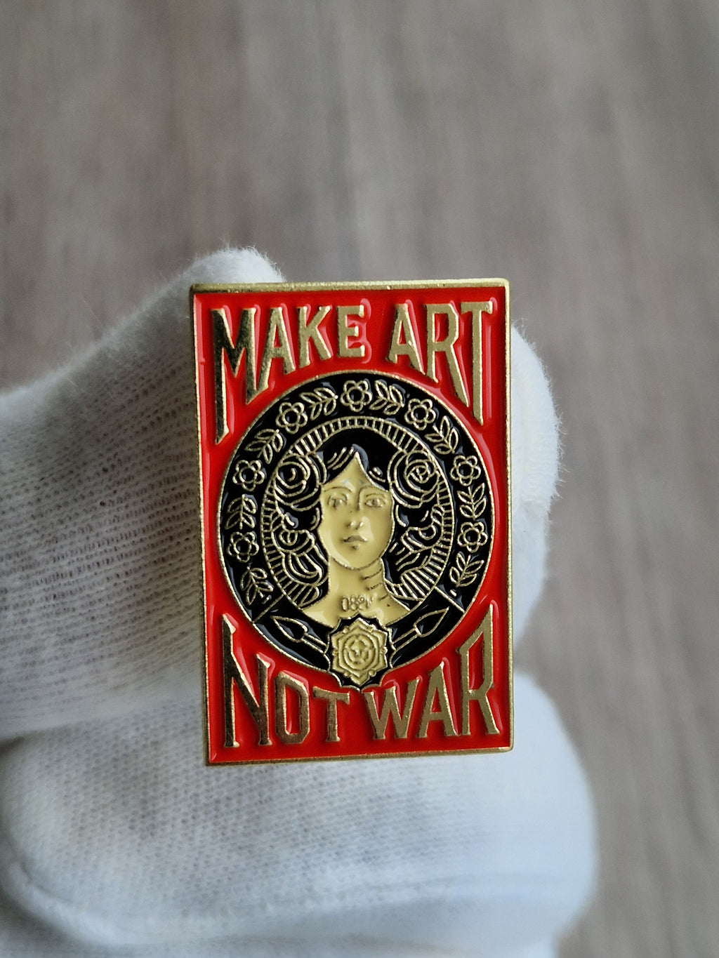 Spilla “Make Art Not War”