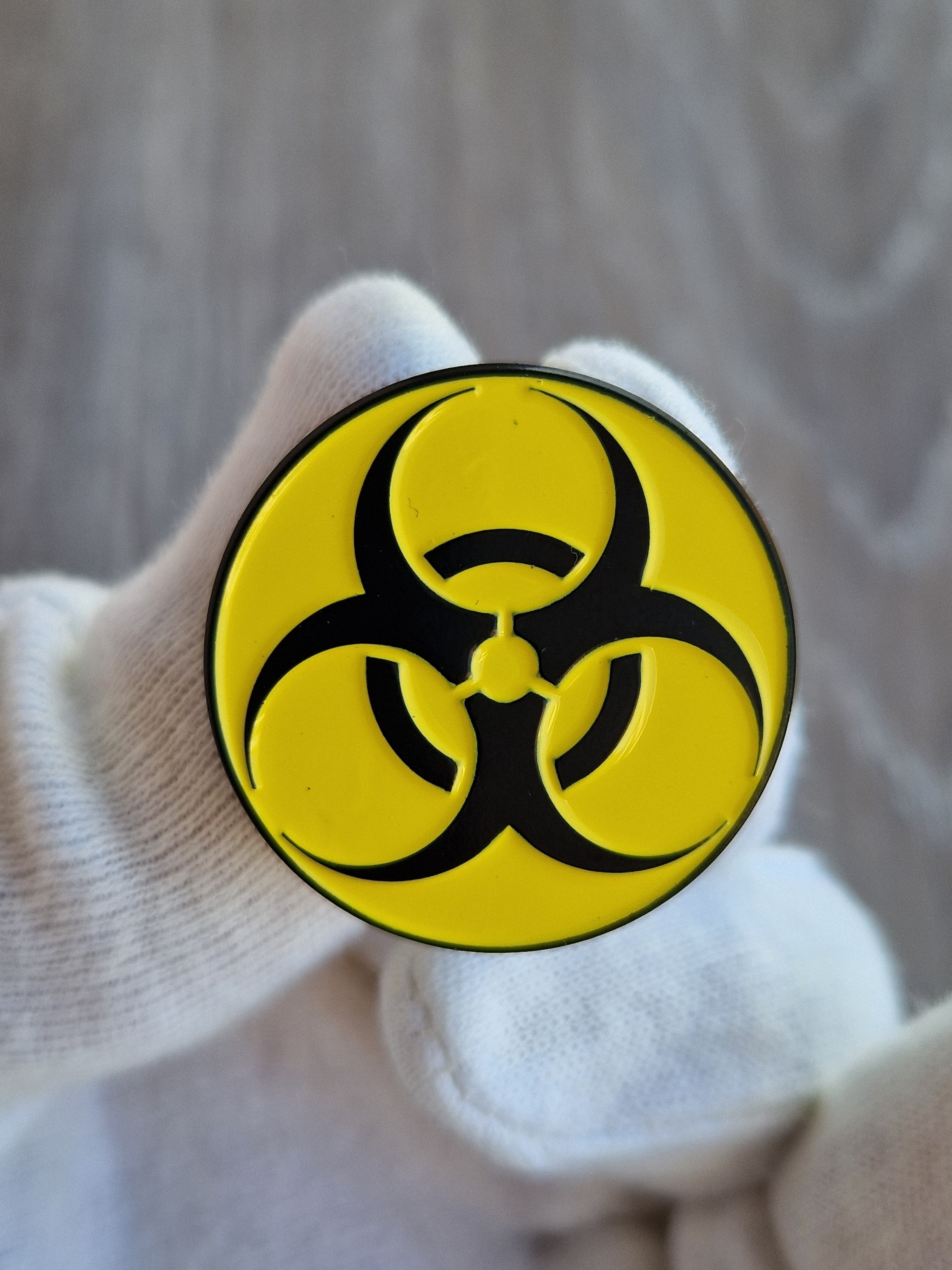Spilla Biohazard Gialla e Nera