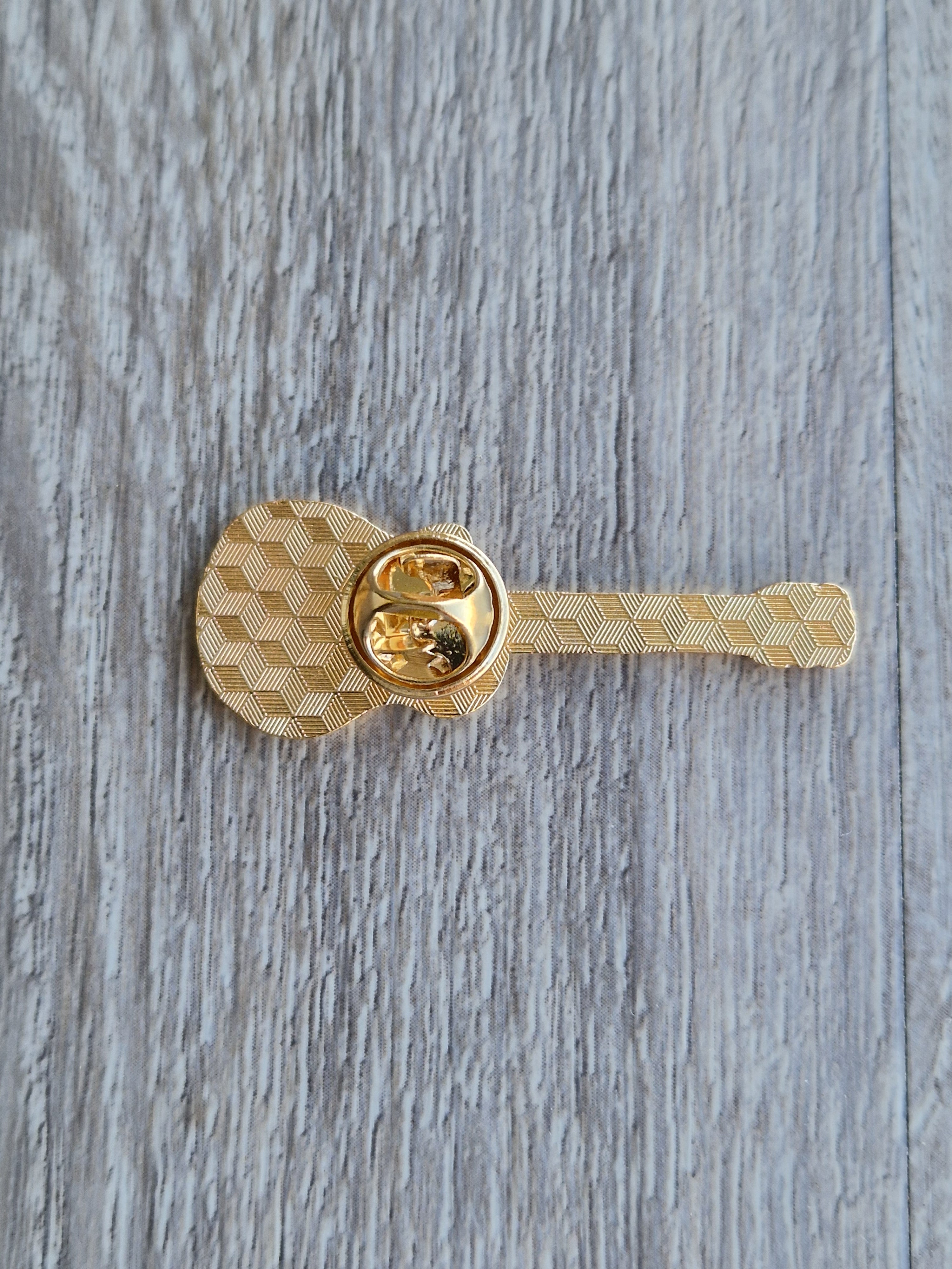 Spilla chitarra elettrica nera e oro in metallo smaltato