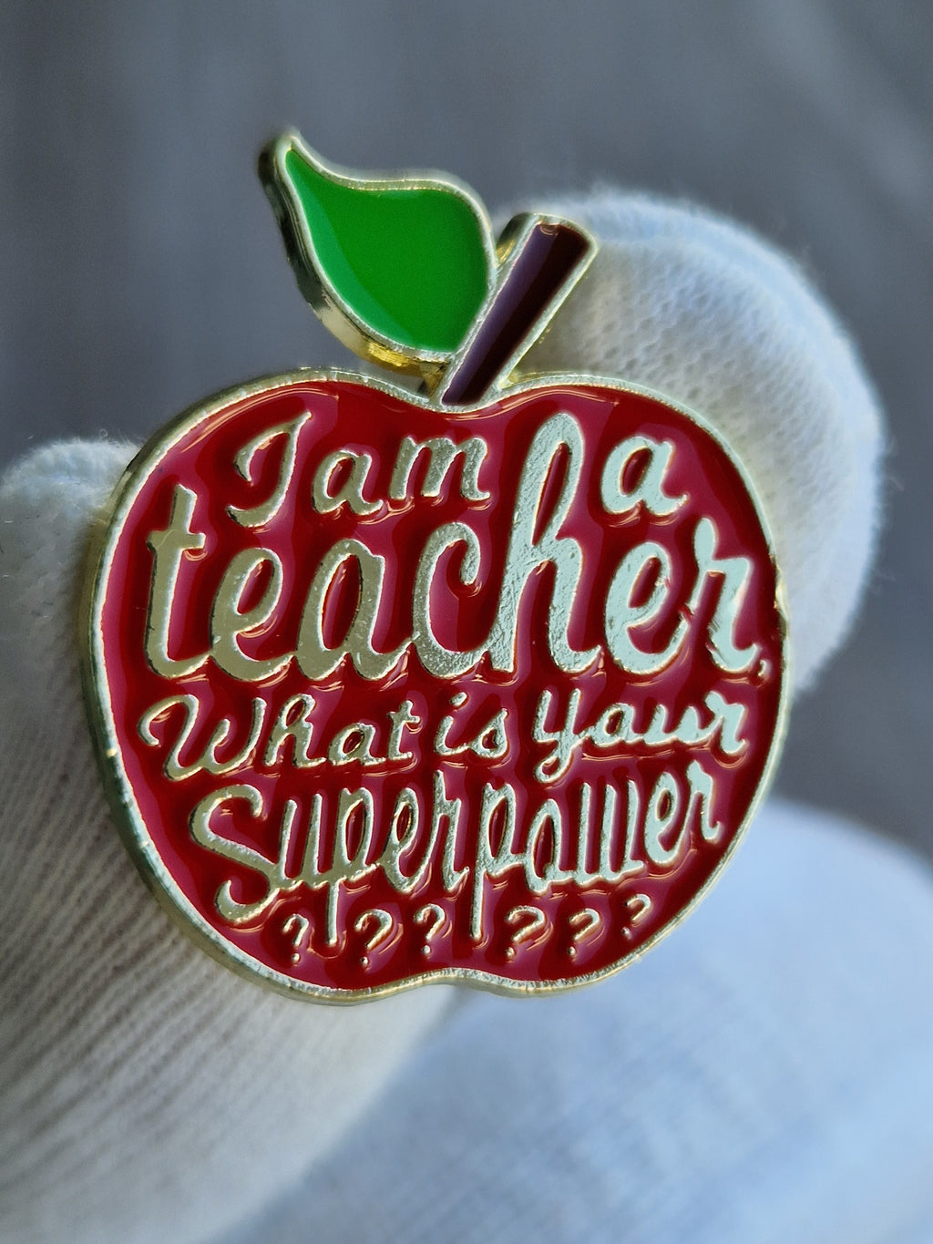 Spilla insegnante mela rossa “I am a teacher"