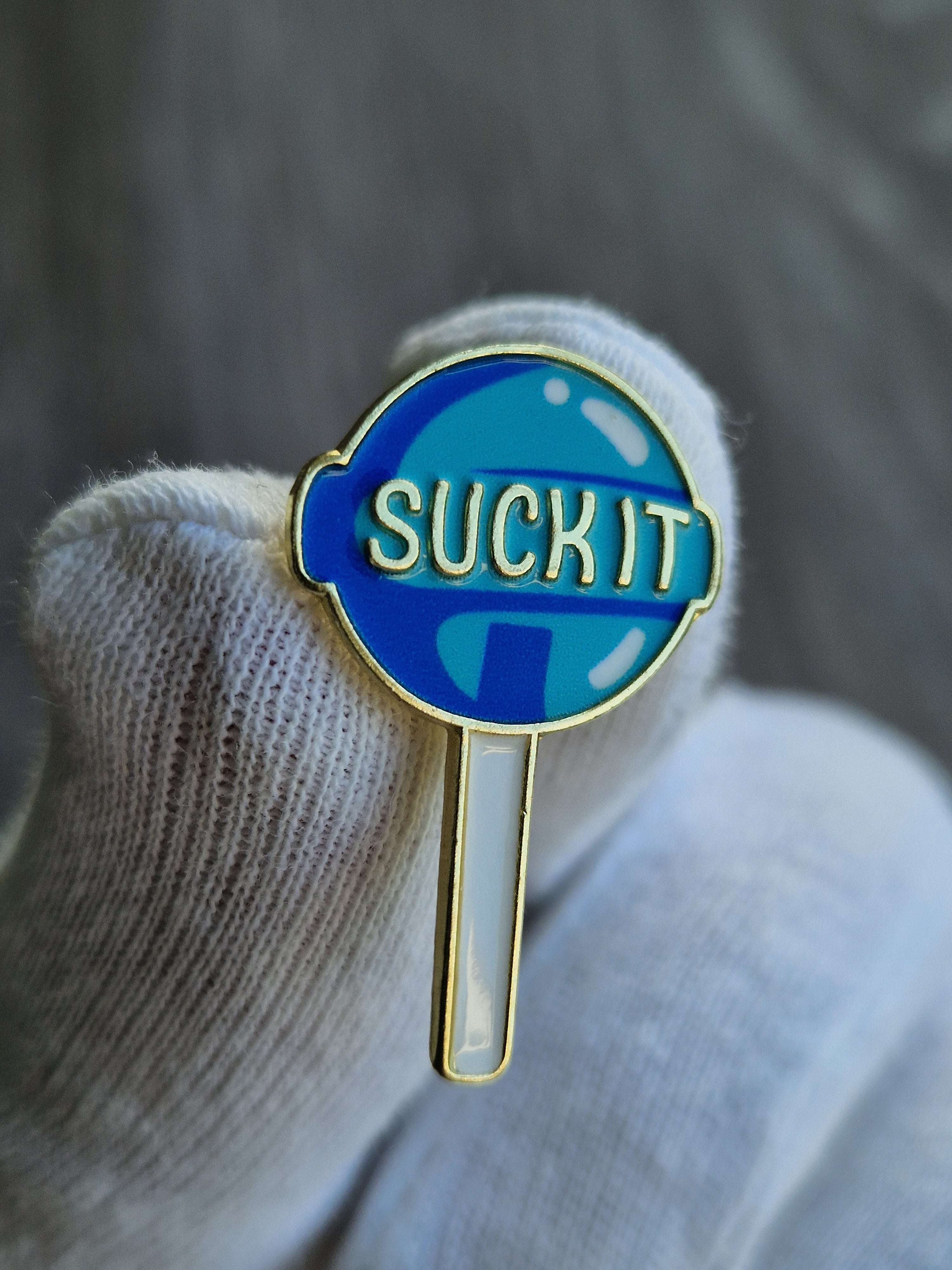 Spilla lecca lecca “SUCK IT” blu