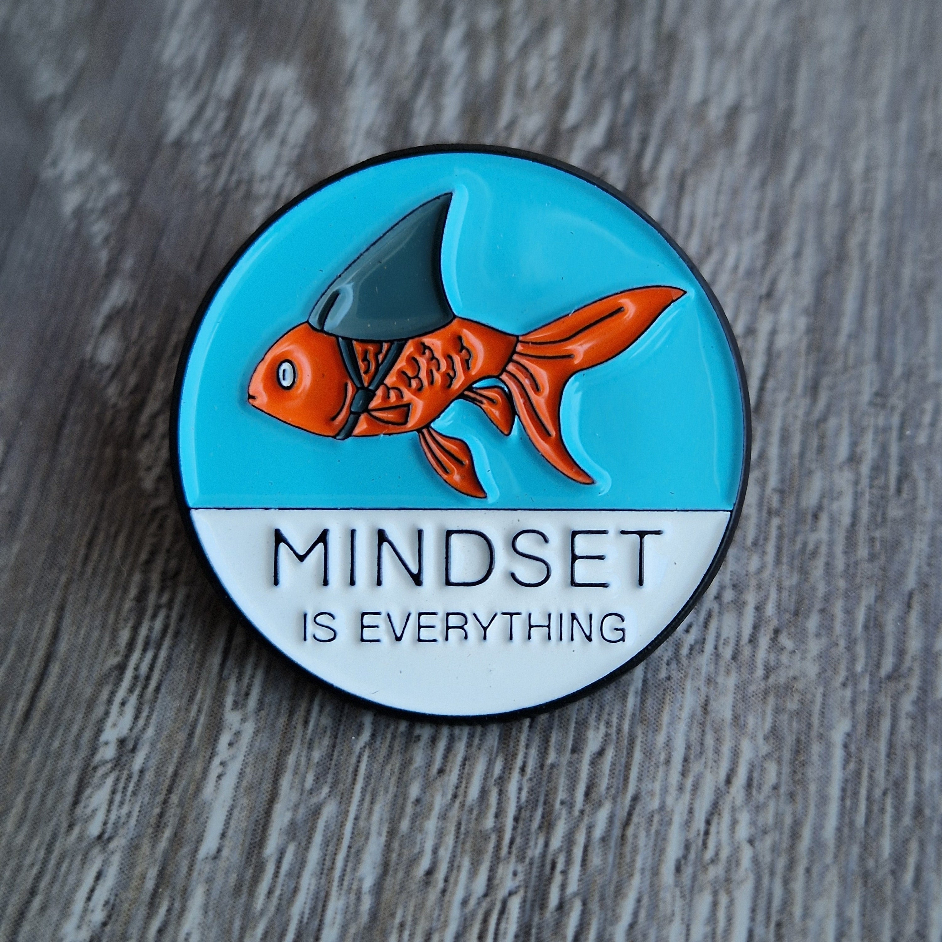 Spilla smaltata pesce rosso Mindset Is Everything