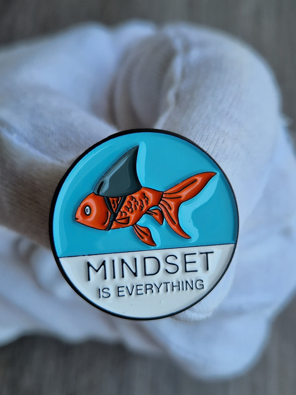 Spilla smaltata pesce rosso Mindset Is Everything