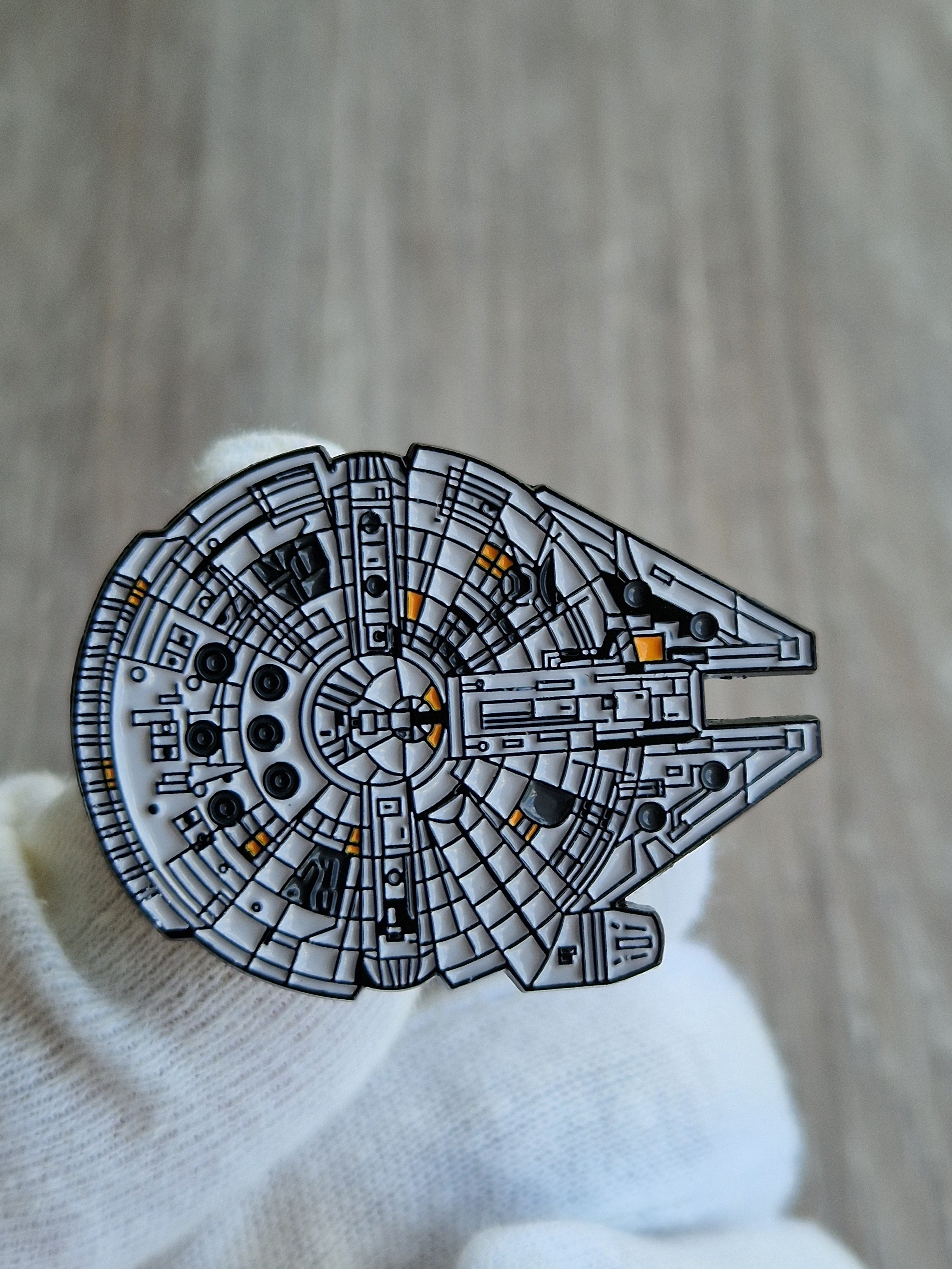 Spilla smaltata Millennium Falcon Star Wars