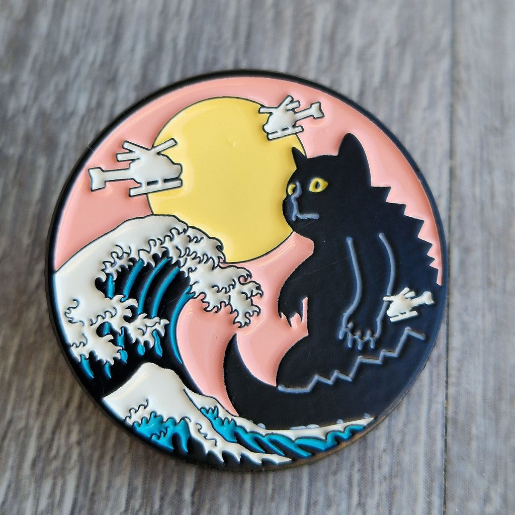 Spilla Smaltata Gatto Godzilla e Grande Onda