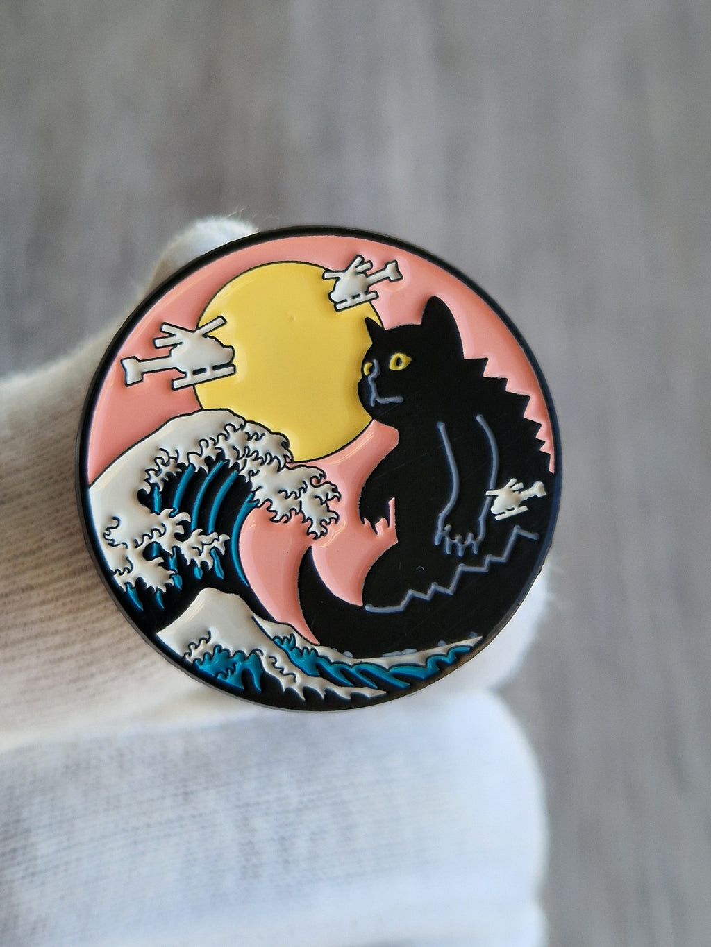 Spilla Smaltata Gatto Godzilla e Grande Onda