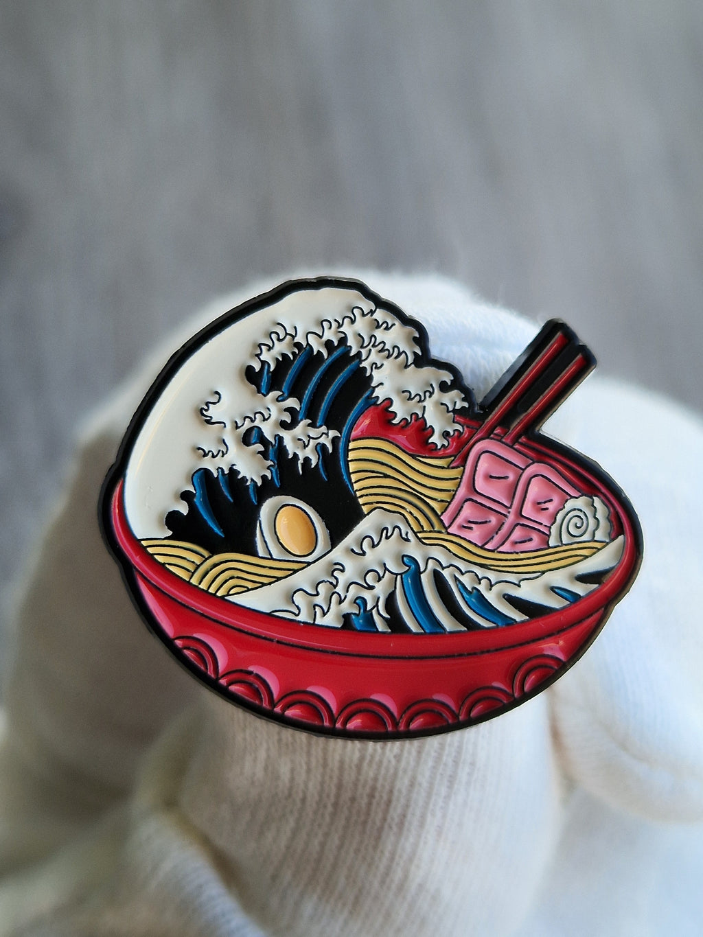 Spilla Smaltata Ramen Wave