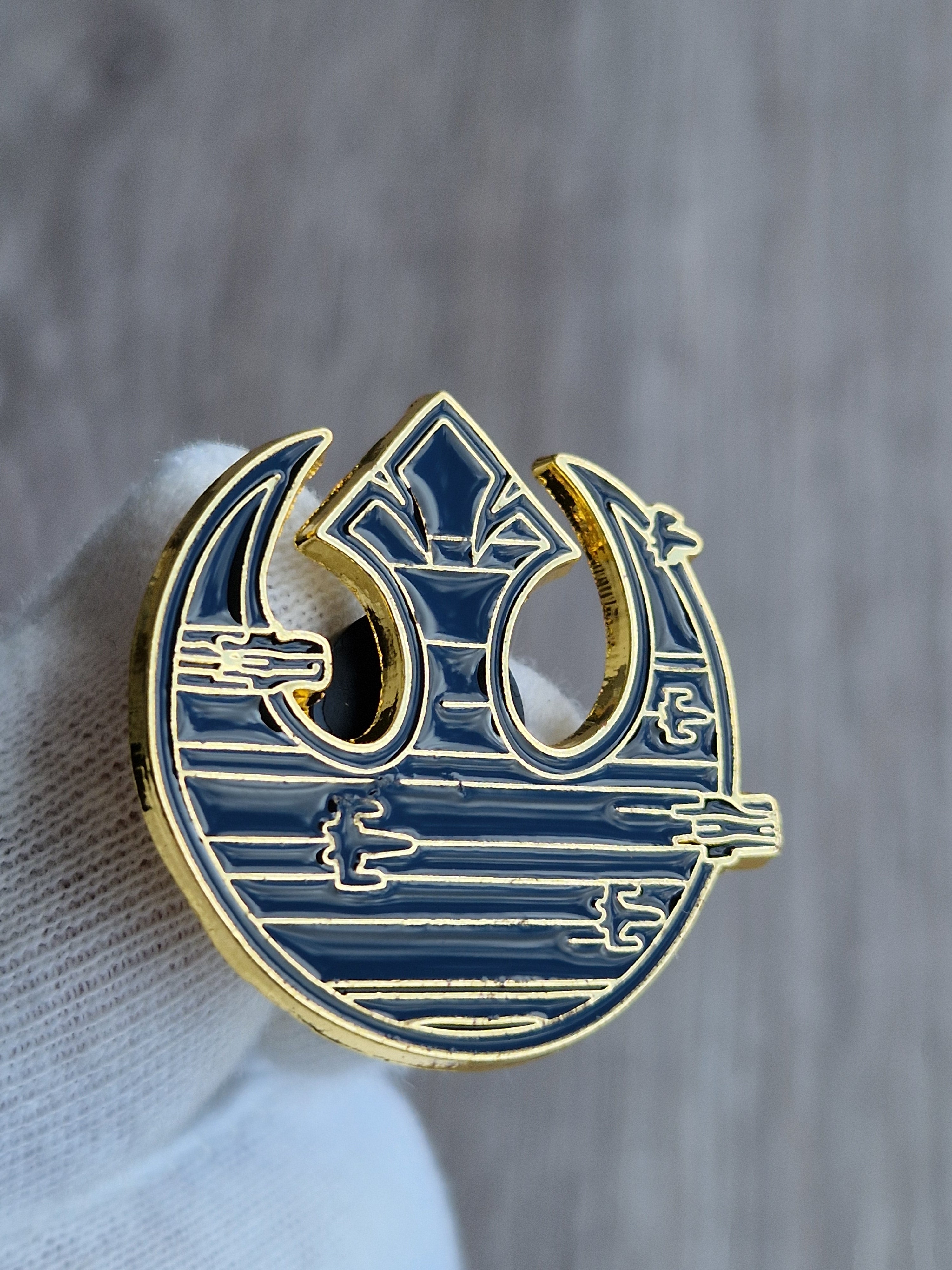 Spilla Ribelli Star Wars Nera e Oro