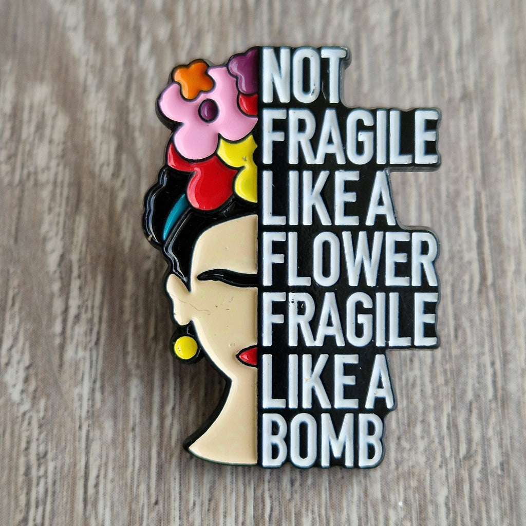 Spilla Frase Motivazionale “Not Fragile Like a Flower”