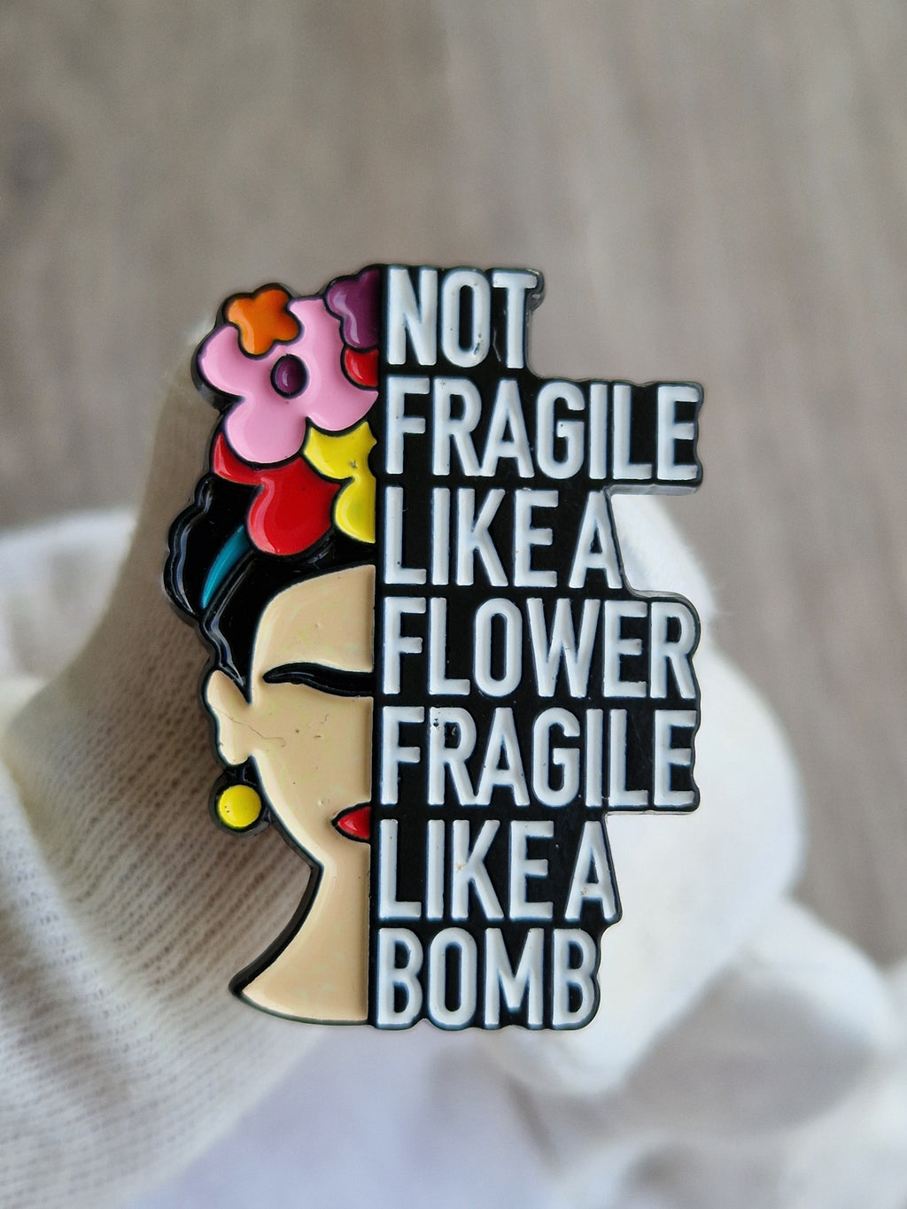 Spilla Frase Motivazionale “Not Fragile Like a Flower”