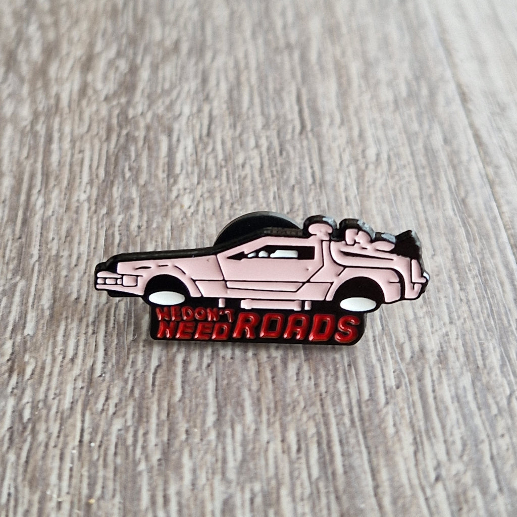 Spilla Auto Futuristica Vintage “We Don’t Need Roads”