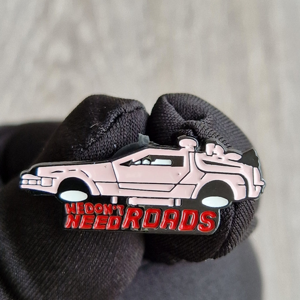 Spilla Auto Futuristica Vintage “We Don’t Need Roads”