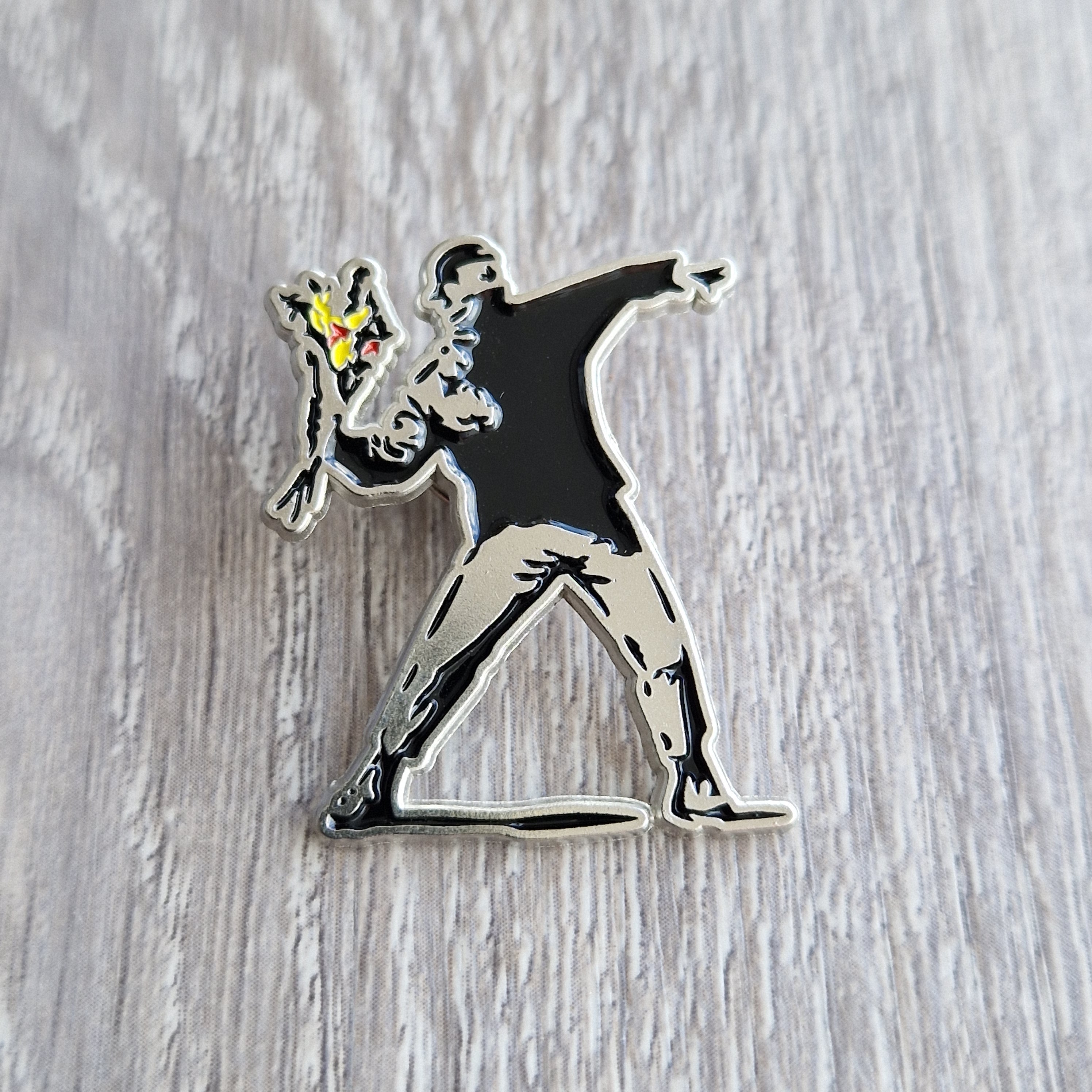 Pin Smaltata Uomo con Fiore in Stile Urban Banksy Art