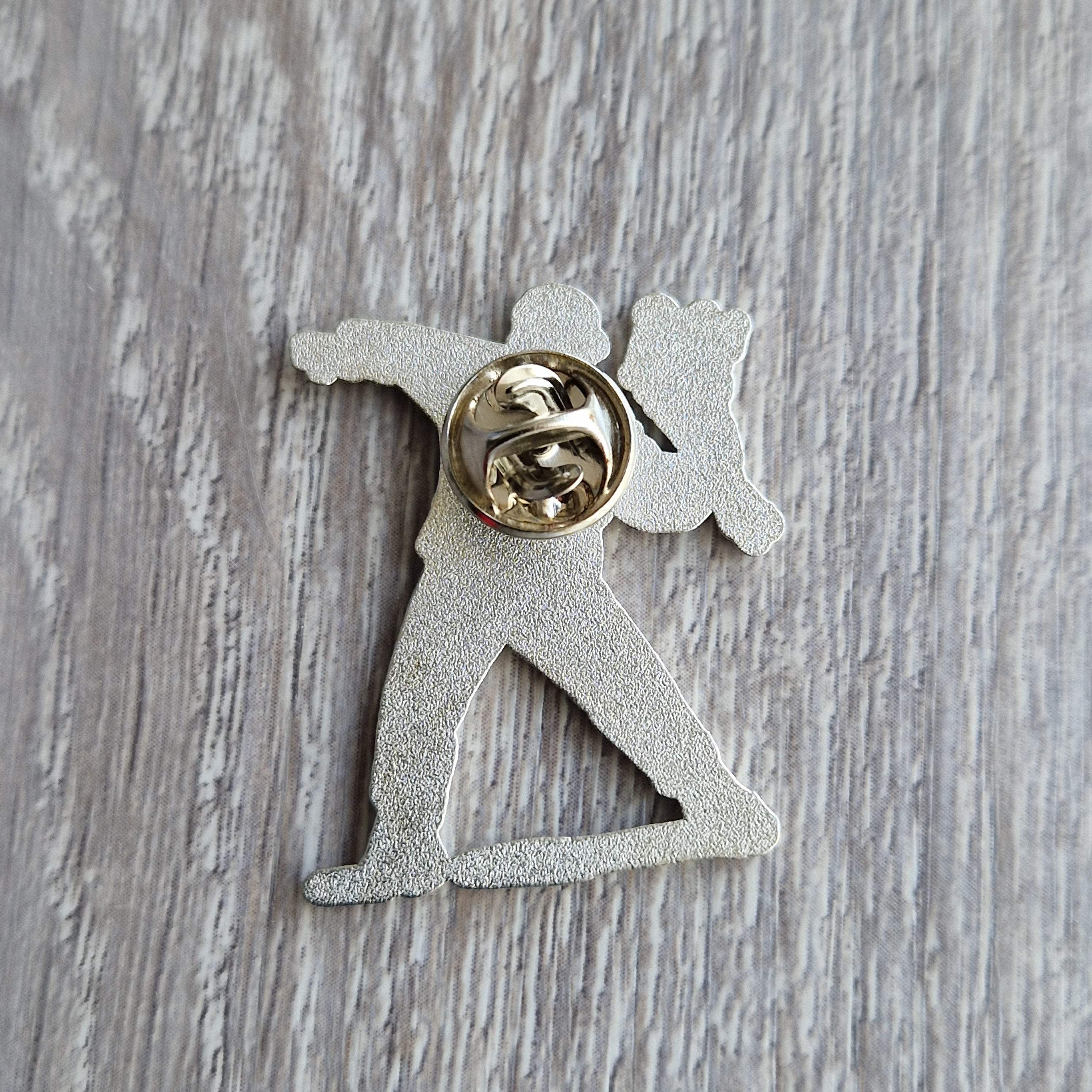 Pin Smaltata Uomo con Fiore in Stile Urban Banksy Art