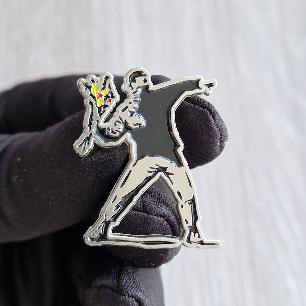 Pin Smaltata Uomo con Fiore in Stile Urban Banksy Art