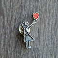 Spilla Street Art Bambina con Palloncino Cuore