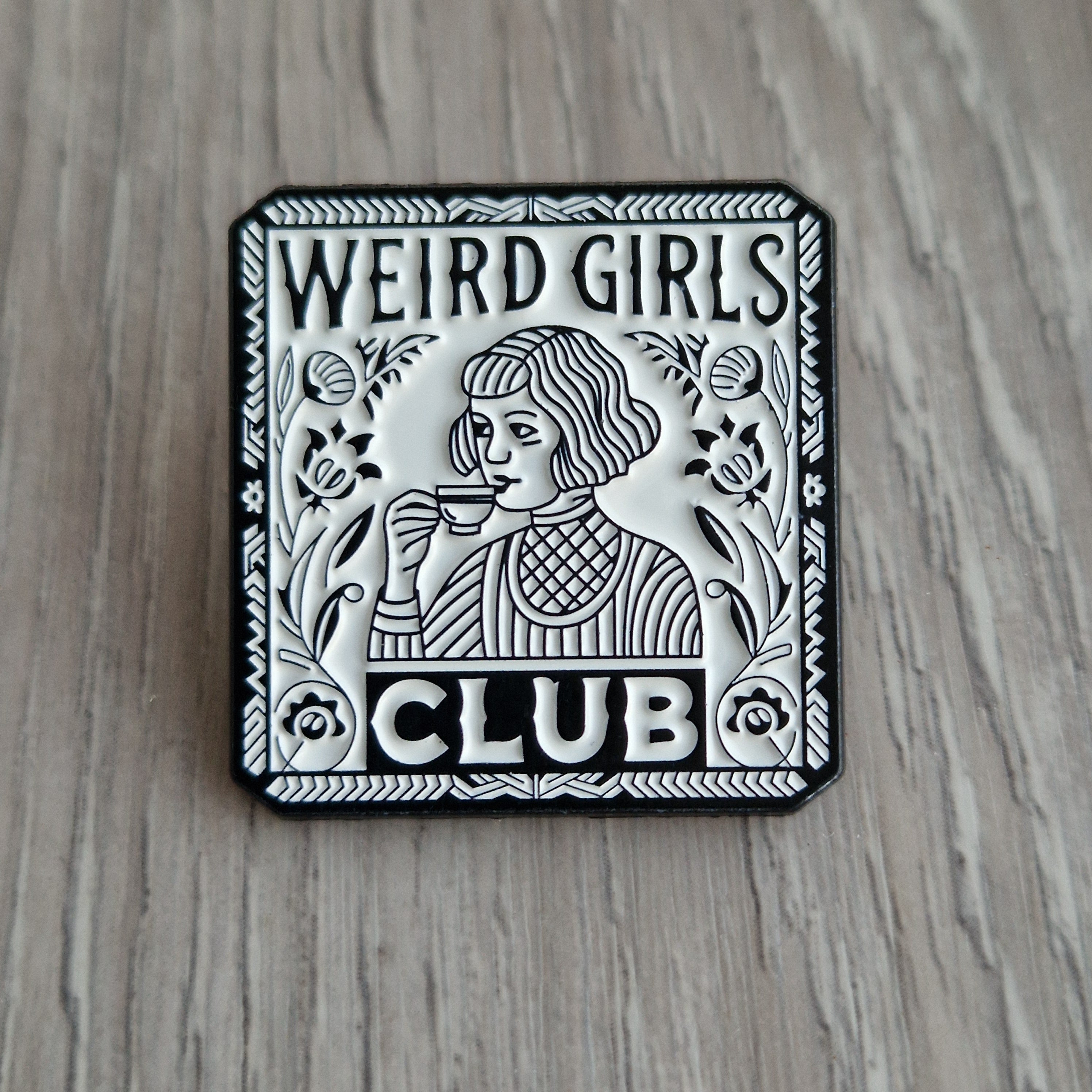 Spilla Weird Girls Club