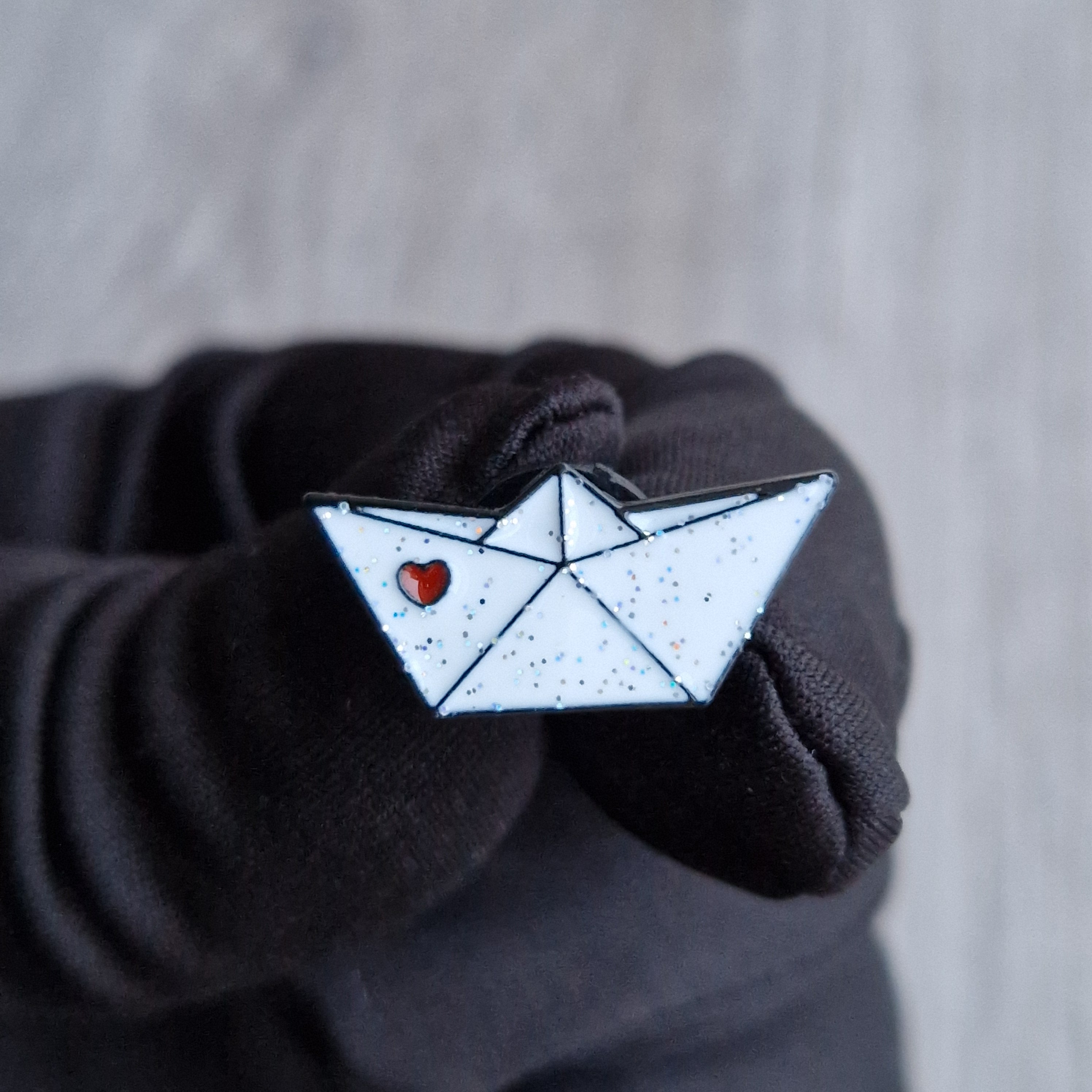 Spilla Barchetta di Carta con Cuore