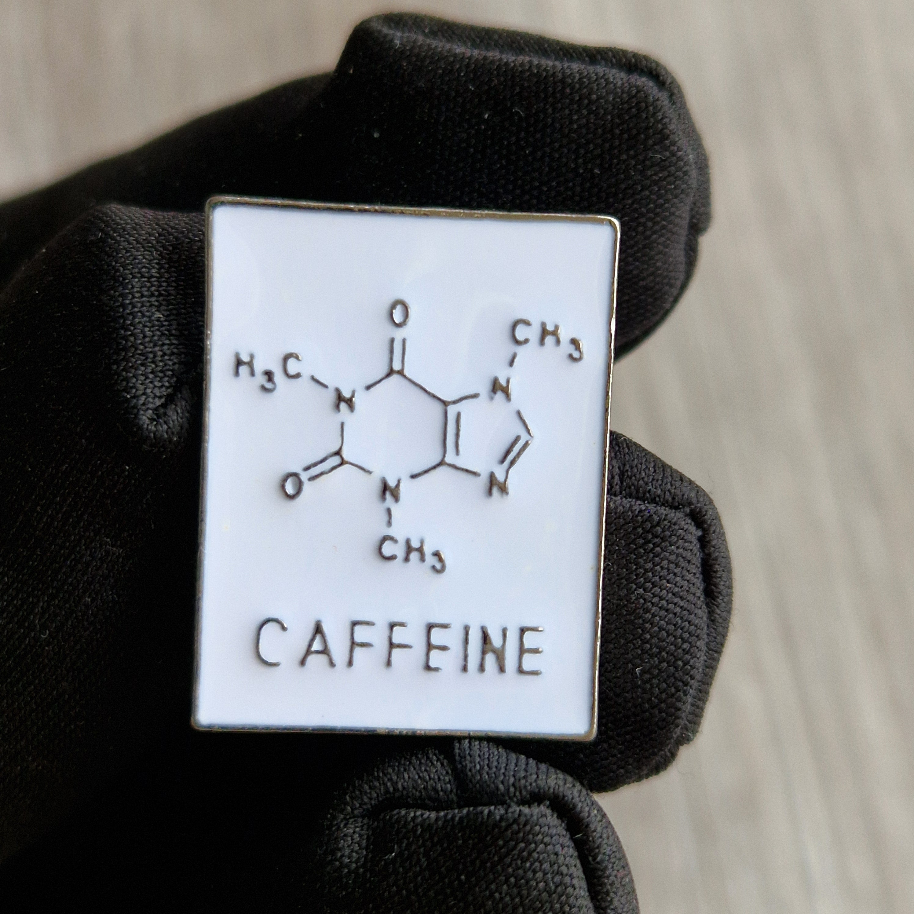 Spilla Caffeine con Formula Chimica