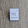 Spilla Serotonina – Enamel Pin Molecola Chimica Felicità