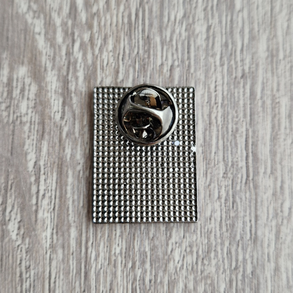 Spilla Serotonina – Enamel Pin Molecola Chimica Felicità