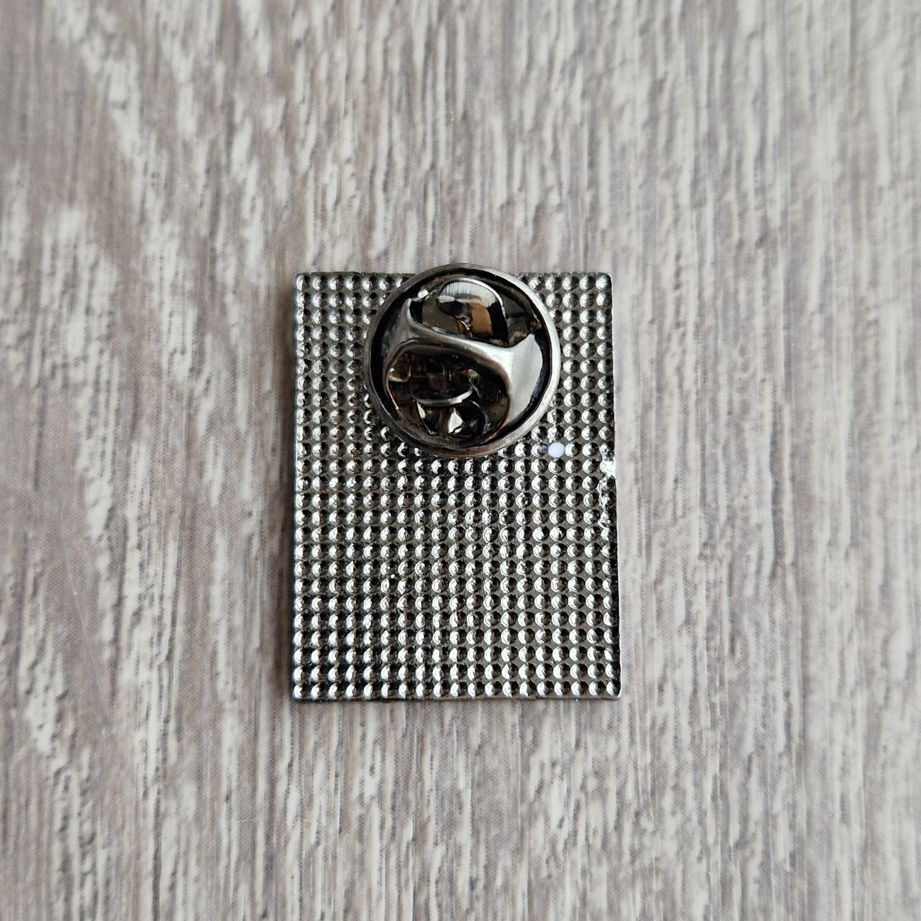 Spilla Serotonina – Enamel Pin Molecola Chimica Felicità