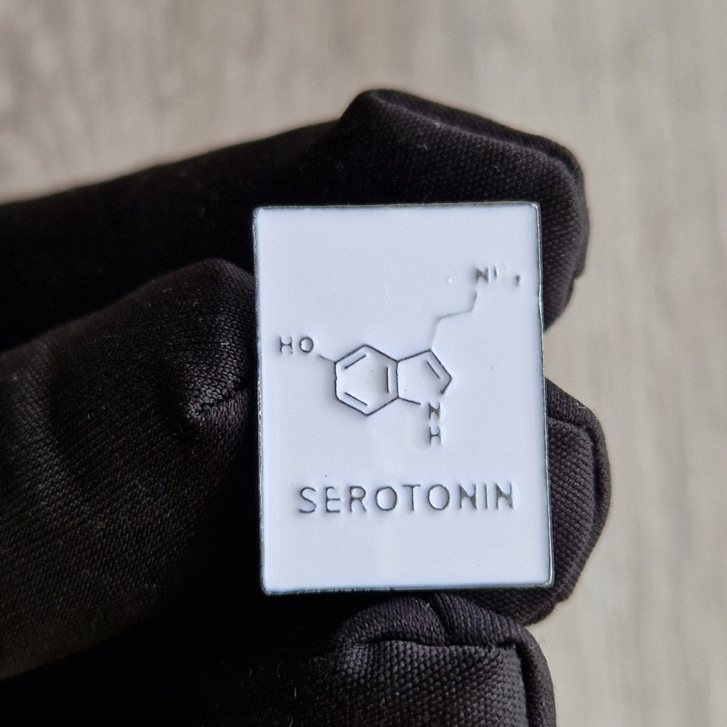 Spilla Serotonina – Enamel Pin Molecola Chimica Felicità