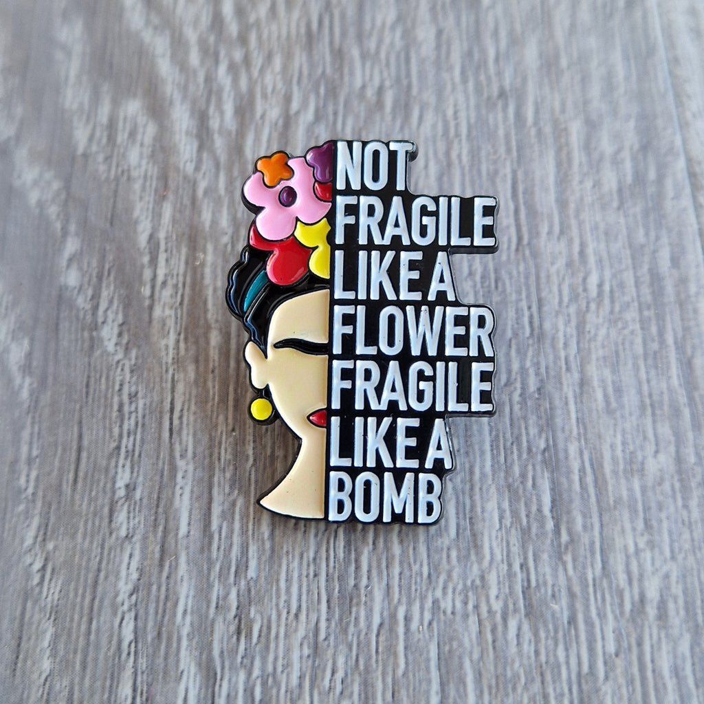 Spilla e card Frida Kahlo Not Fragile Like a Bomb