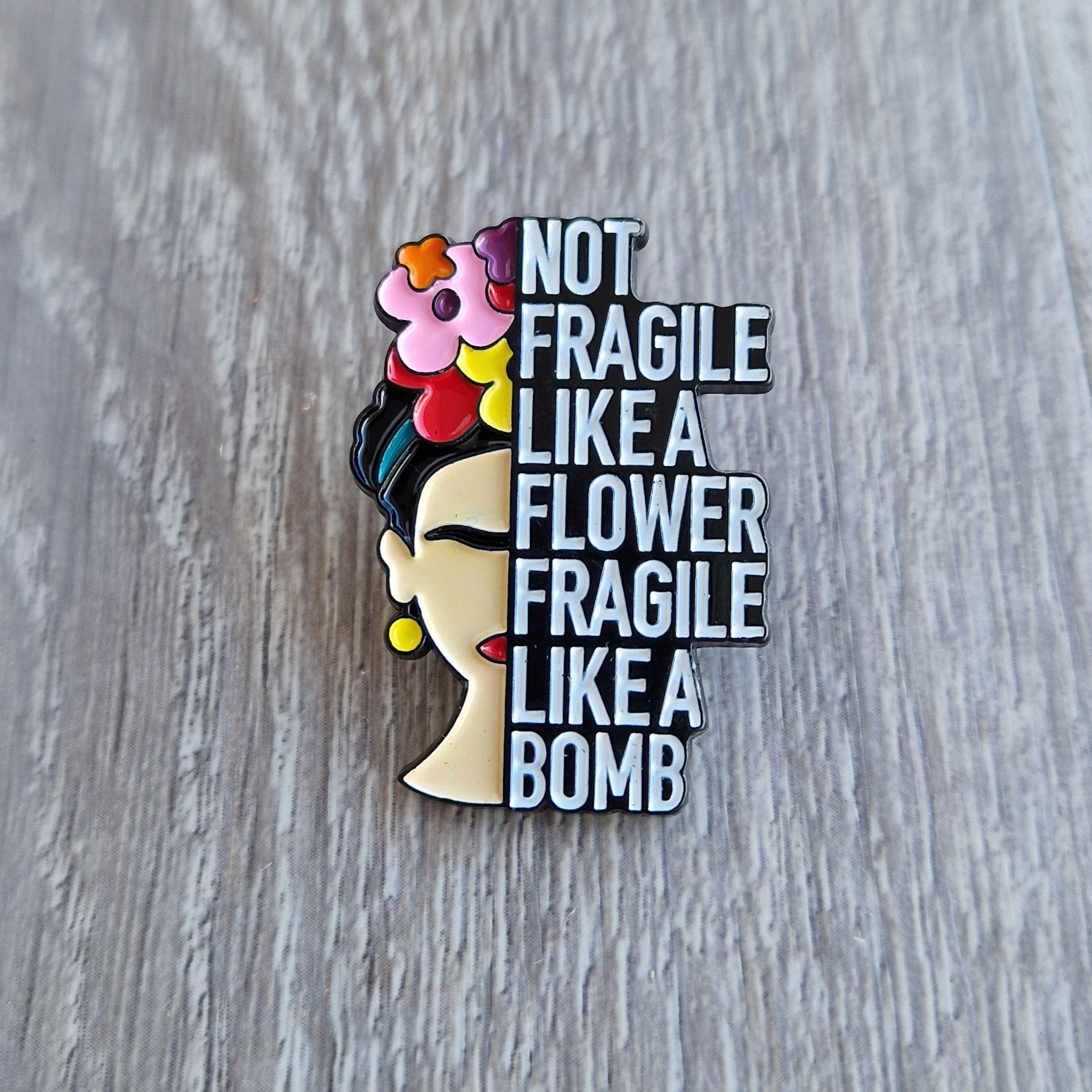 Spilla e card Frida Kahlo Not Fragile Like a Bomb