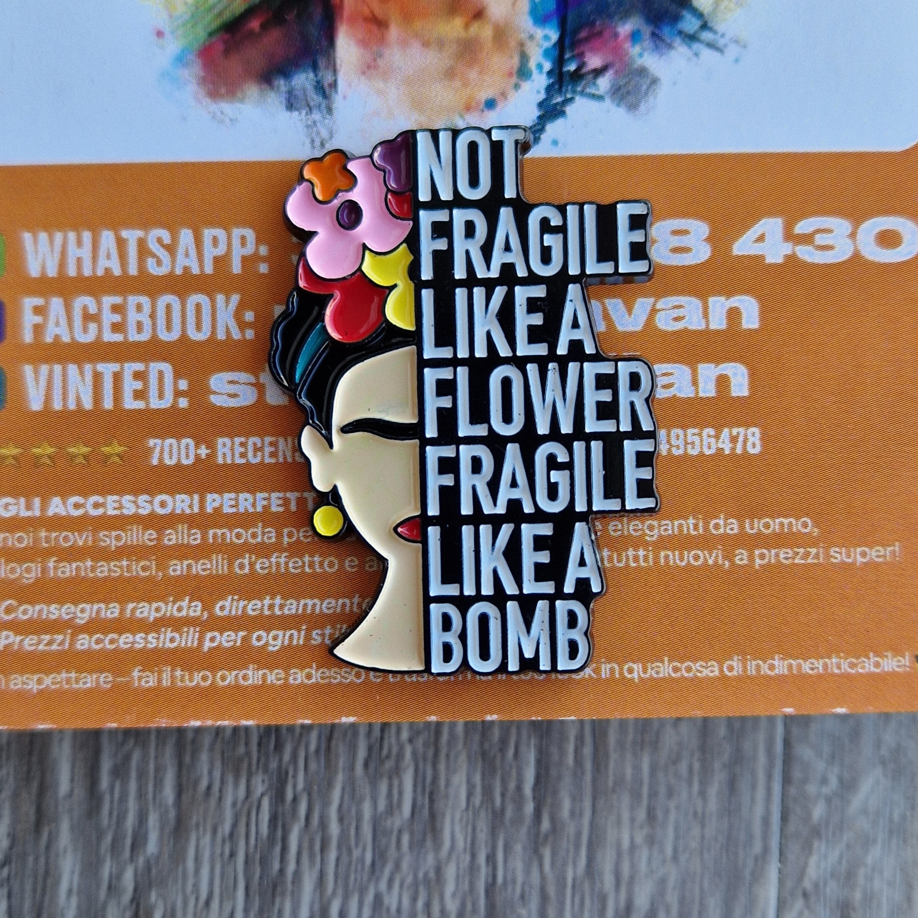 Spilla e card Frida Kahlo Not Fragile Like a Bomb