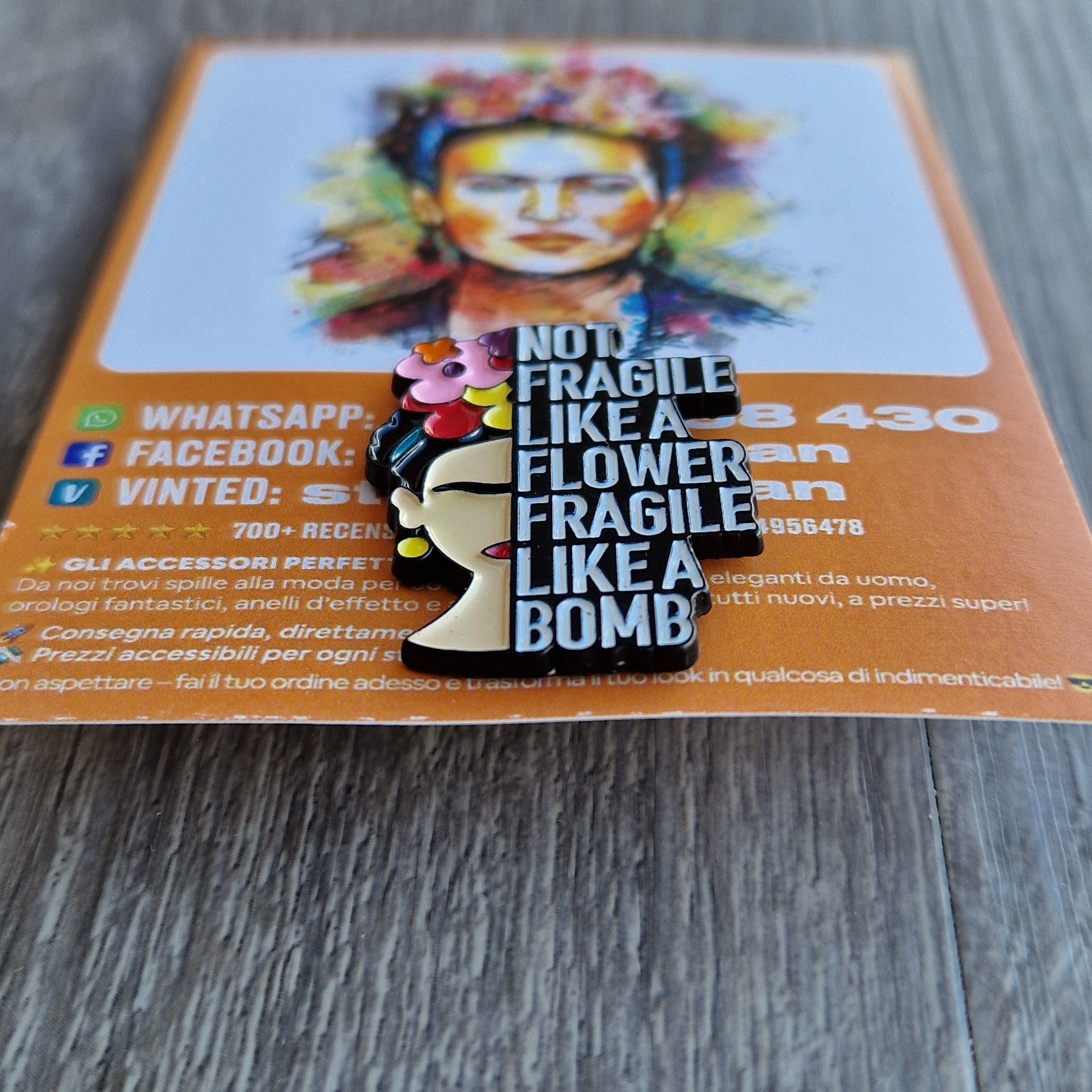 Spilla e card Frida Kahlo Not Fragile Like a Bomb