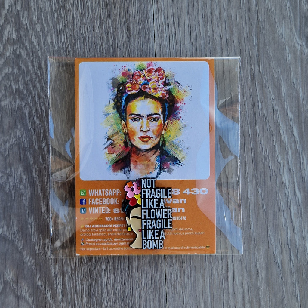 Spilla e card Frida Kahlo Not Fragile Like a Bomb