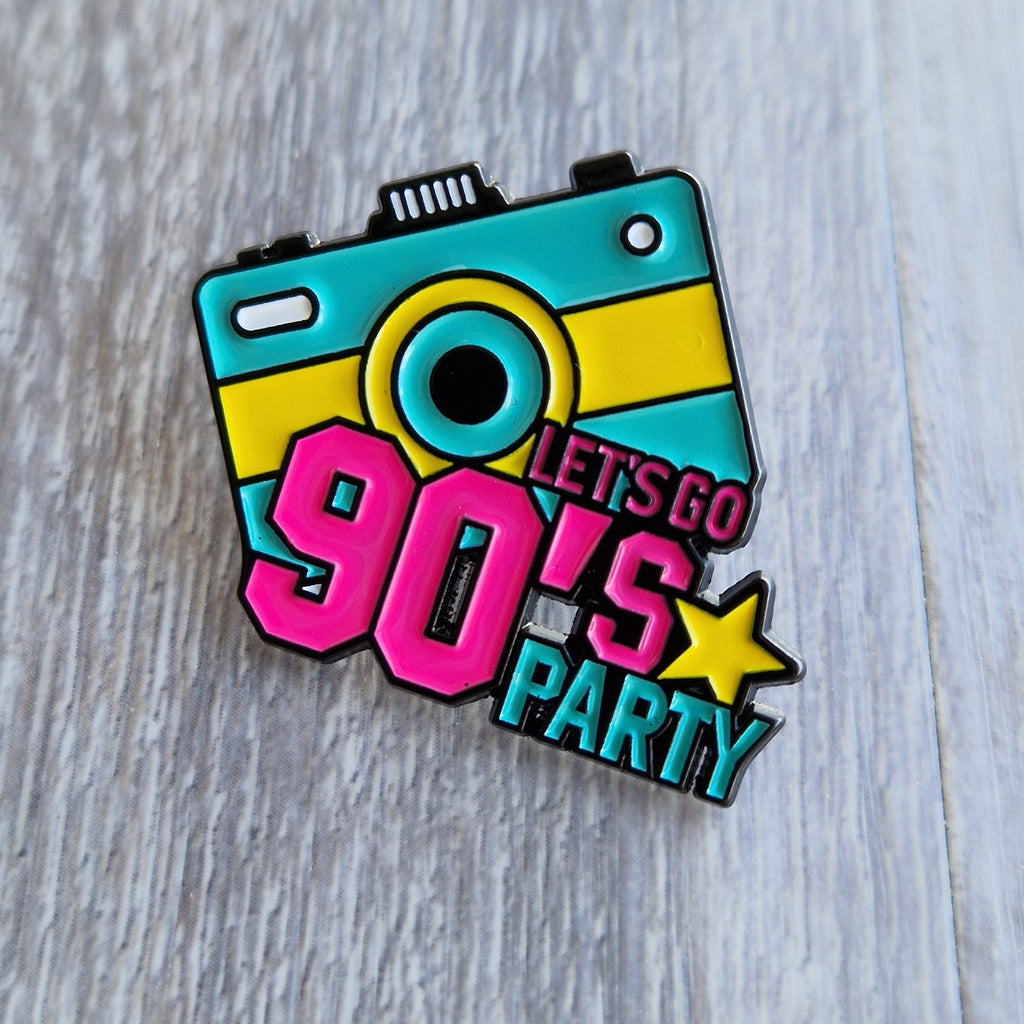 Spilla Fotocamera Let's Go 90's Party -