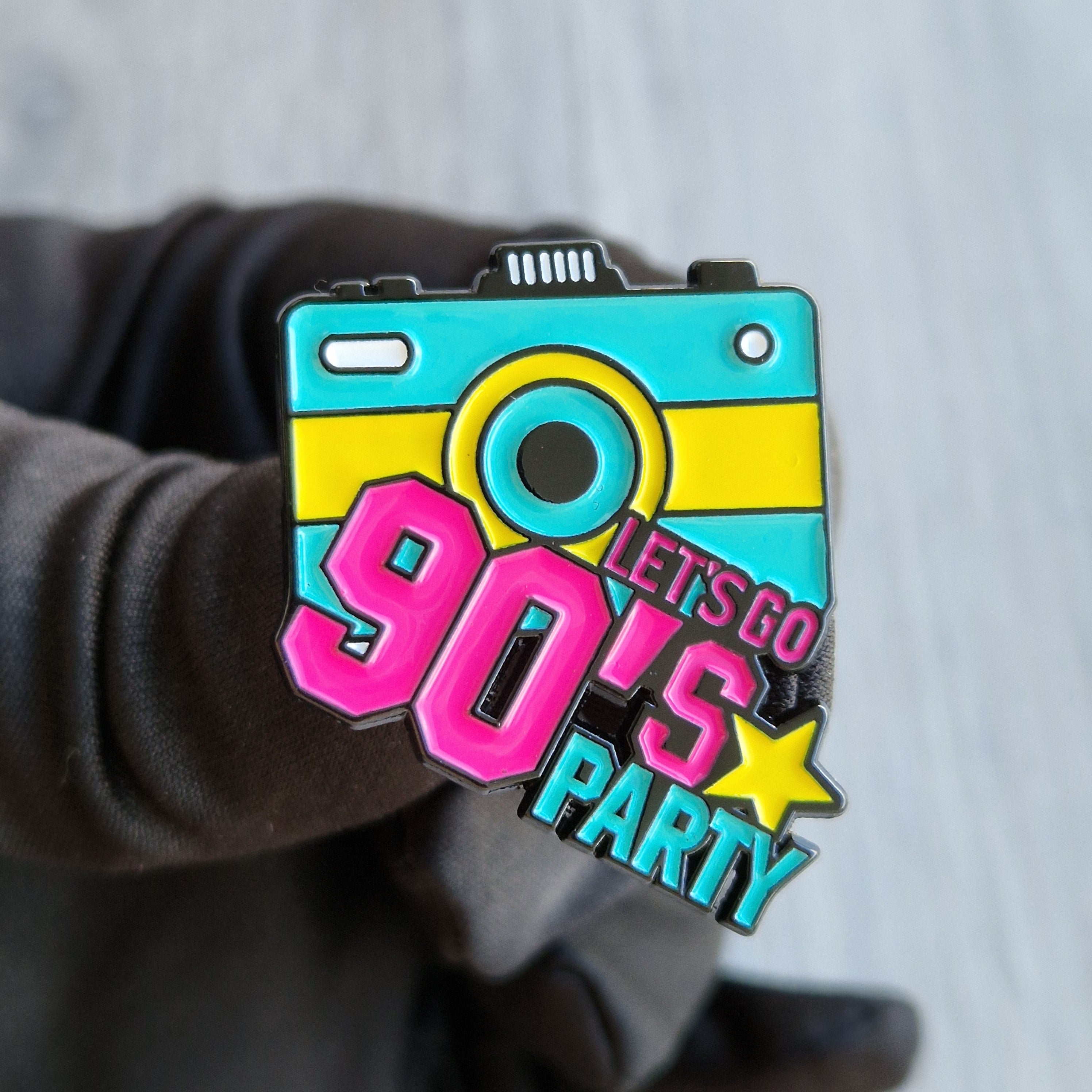 Spilla Fotocamera Let's Go 90's Party -