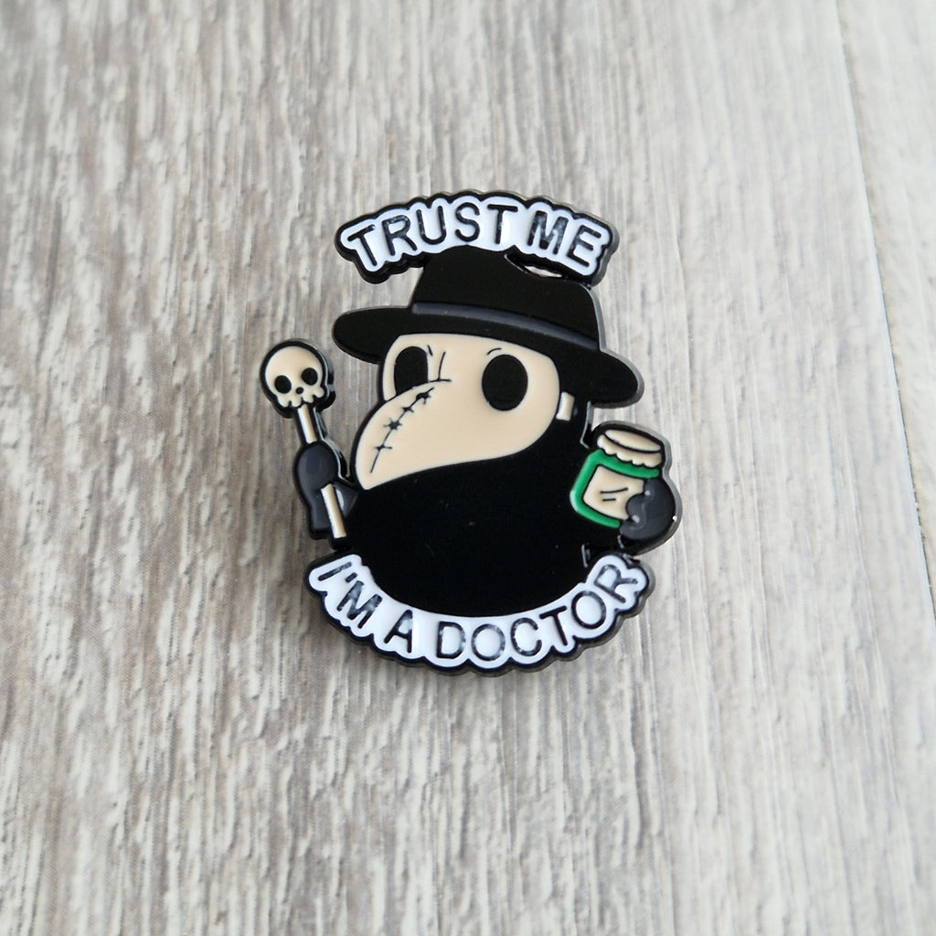 Spilla Smaltata Dottore Peste "Trust Me I'm a Doctor"