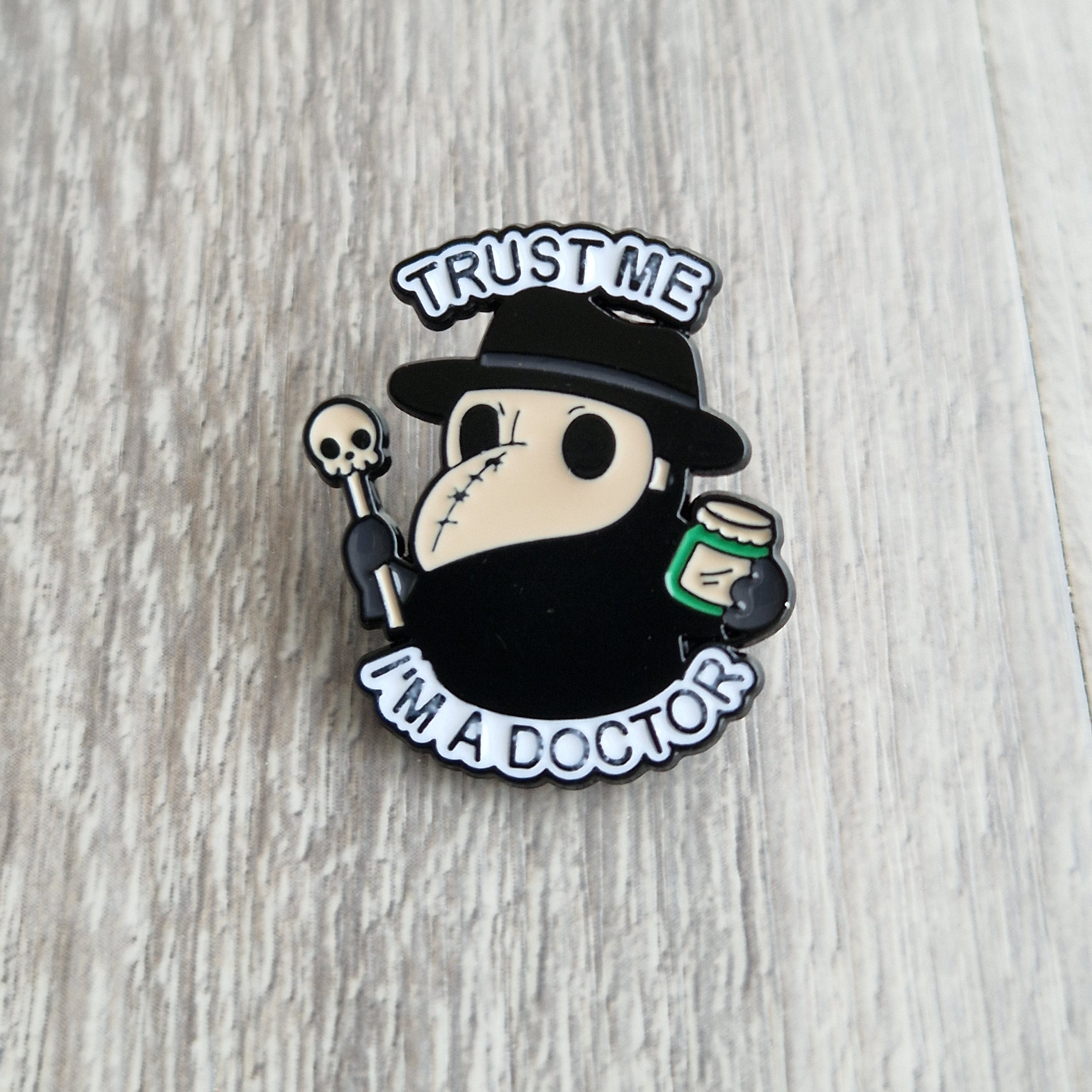Spilla Smaltata Dottore Peste "Trust Me I'm a Doctor"