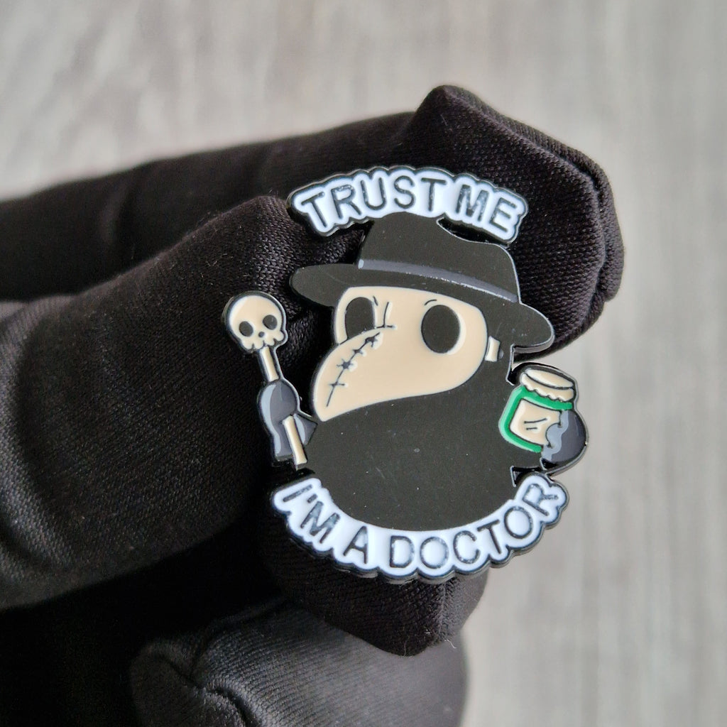 Spilla Smaltata Dottore Peste "Trust Me I'm a Doctor"