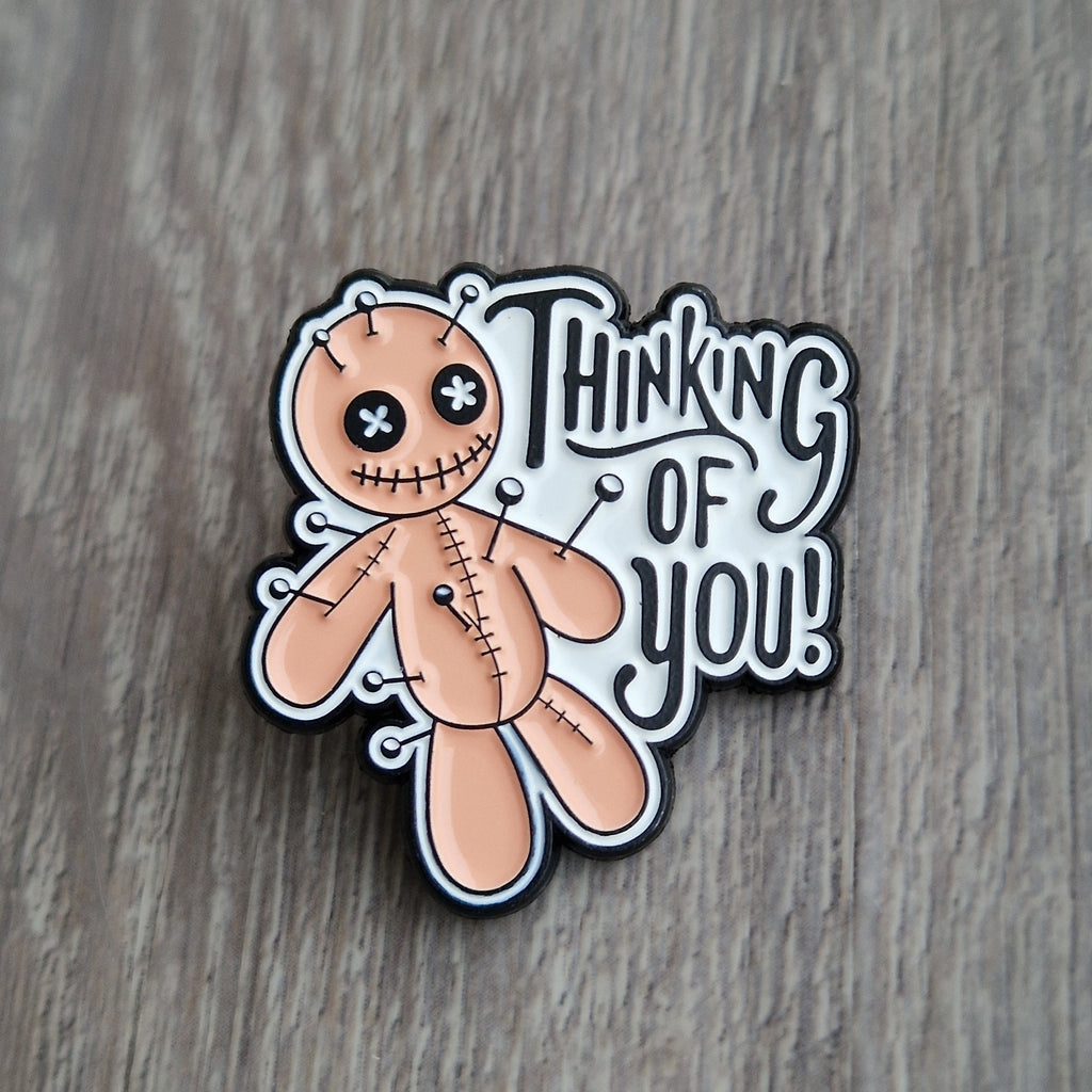 Spilla Smaltata bambola di pezza "Thinking of You"