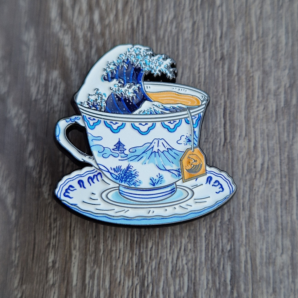 Spilla Smaltata Tazza Tè Grande Onda Hokusai