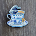 Spilla Smaltata Tazza Tè Grande Onda Hokusai